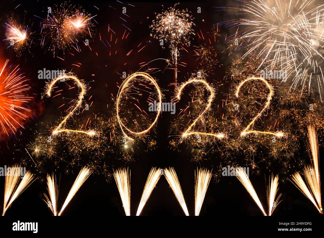 anno nuovo 2022 realizzato con luccicanti su sfondo nero. Fuochi d'artificio in cielo Foto Stock