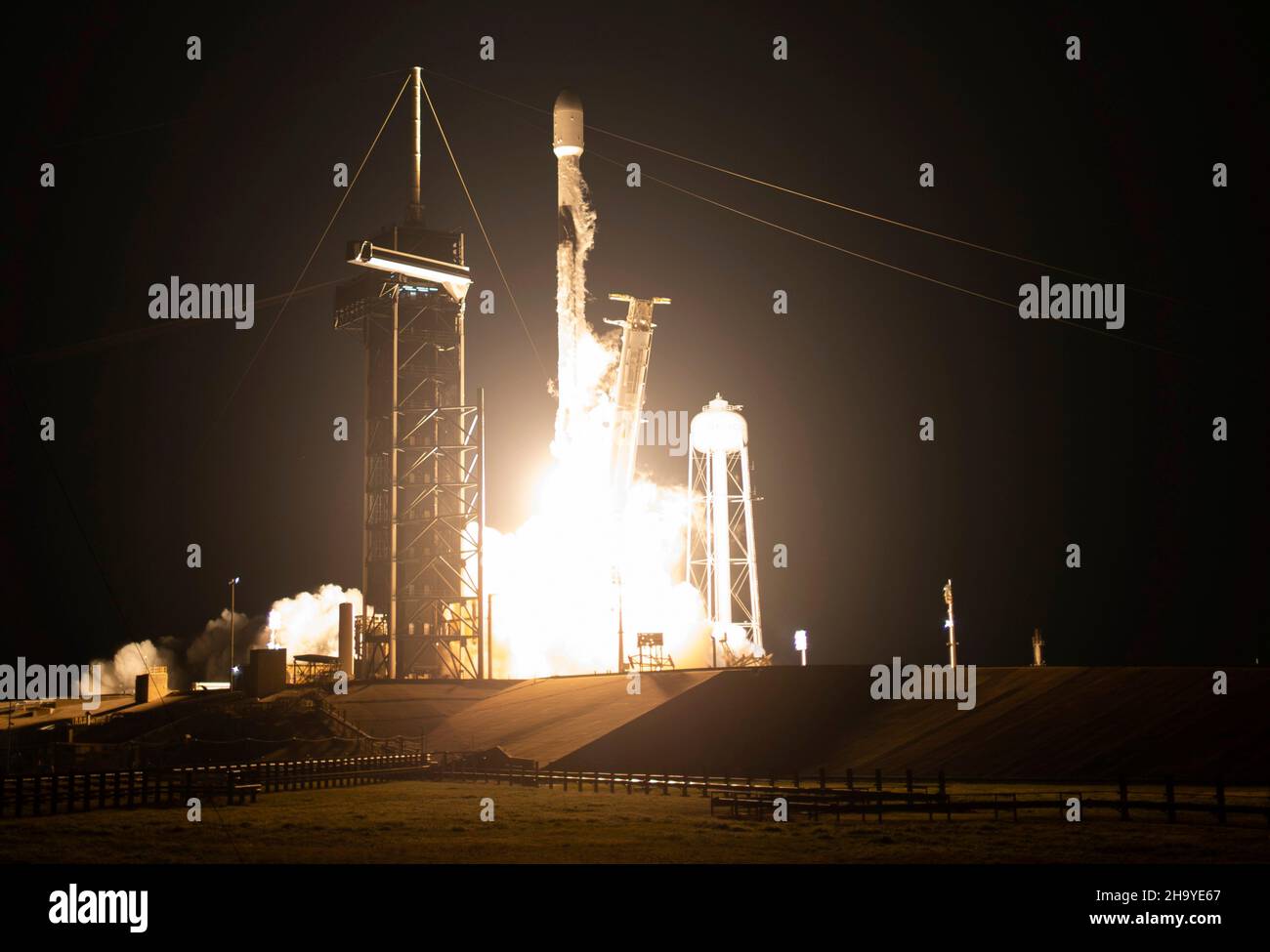 Capo Canaveral, Stati Uniti d'America. 09 dicembre 2021. Un razzo SpaceX Falcon 9 che porta la NASA Imaging X-ray Polarimetria Explorer spacecraft Blasts off dal Launch Complex 39A al mattino presto al Kennedy Space Center 9 dicembre 2021 a Cape Canaveral, Florida. Il veicolo spaziale IXPE è il primo satellite dedicato alla misurazione della polarizzazione dei raggi X provenienti da una varietà di sorgenti cosmiche. Credit: Joel Kowsky/NASA/Alamy Live News Foto Stock