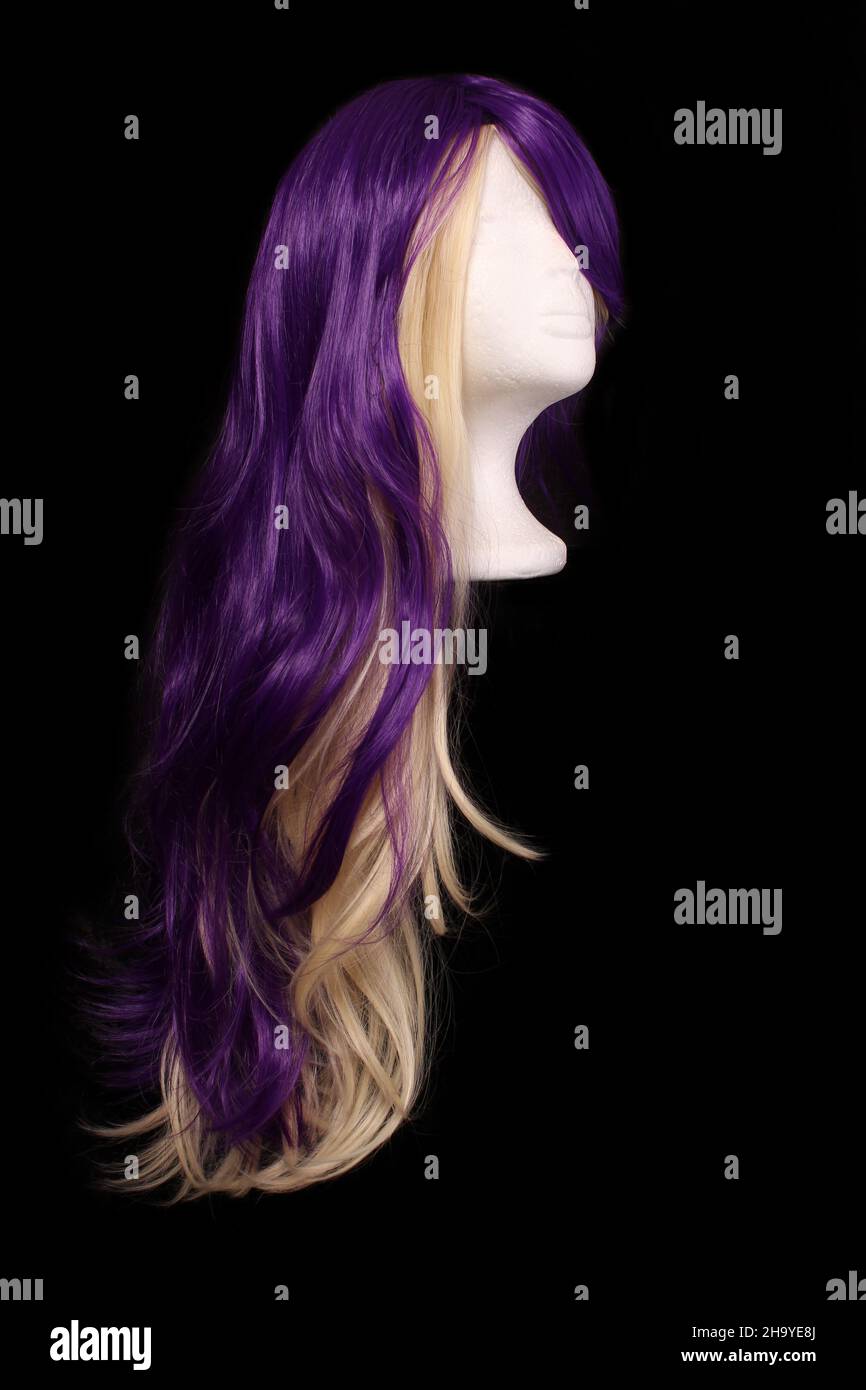 Long Viola e Bionda Wig su sfondo nero Foto Stock