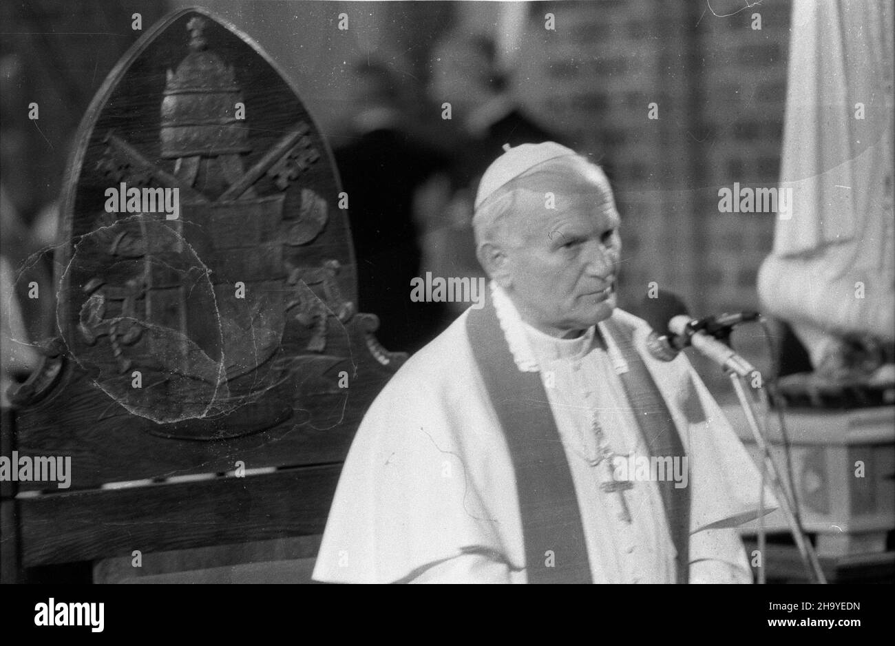 Szczecin, 1987-06-11. III pielgrzymka Ojca Œwiêtego Jana Paw³a II do Polski. Spotkanie z klerykami, kap³anami, zakonnikami i zakonnicami w bazylice archivkatedralnej œw. Jakuba. Nz. Papie¿ Jan Pawe³ II. ppr PAP/CAF/Adam Hawa³ej Szczecin, 11 giugno 1987. Terzo pellegrinaggio di Papa Giovanni II in Polonia. Un incontro con chierici, sacerdoti, monaci e monache nella basilica dell'archcattedrale di San Giacobbe. Nella foto: Papa Giovanni Paolo II ppr PAP/CAF/Adam Hawalej Foto Stock