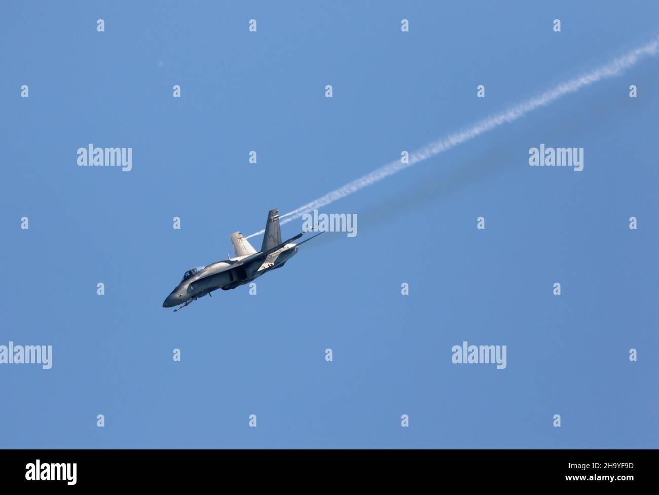 Un pass da solo da parte di un Blue Angel della Marina degli Stati Uniti durante uno spettacolo all'Airshow London SkyDrive a Londra, Ontario, Canada. Foto Stock