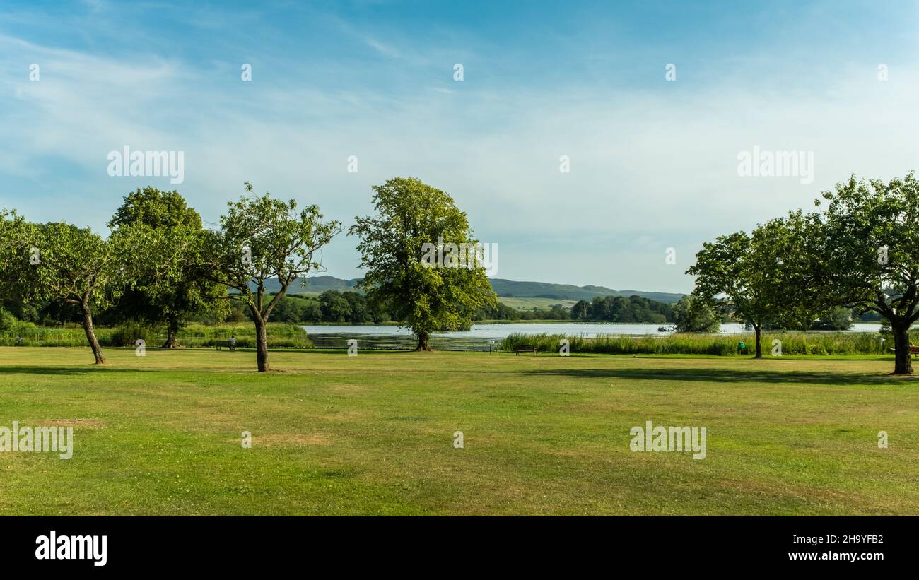 Lochside Park e Carlingwark Loch a Castle douglas in una giornata estiva, in Scozia Foto Stock