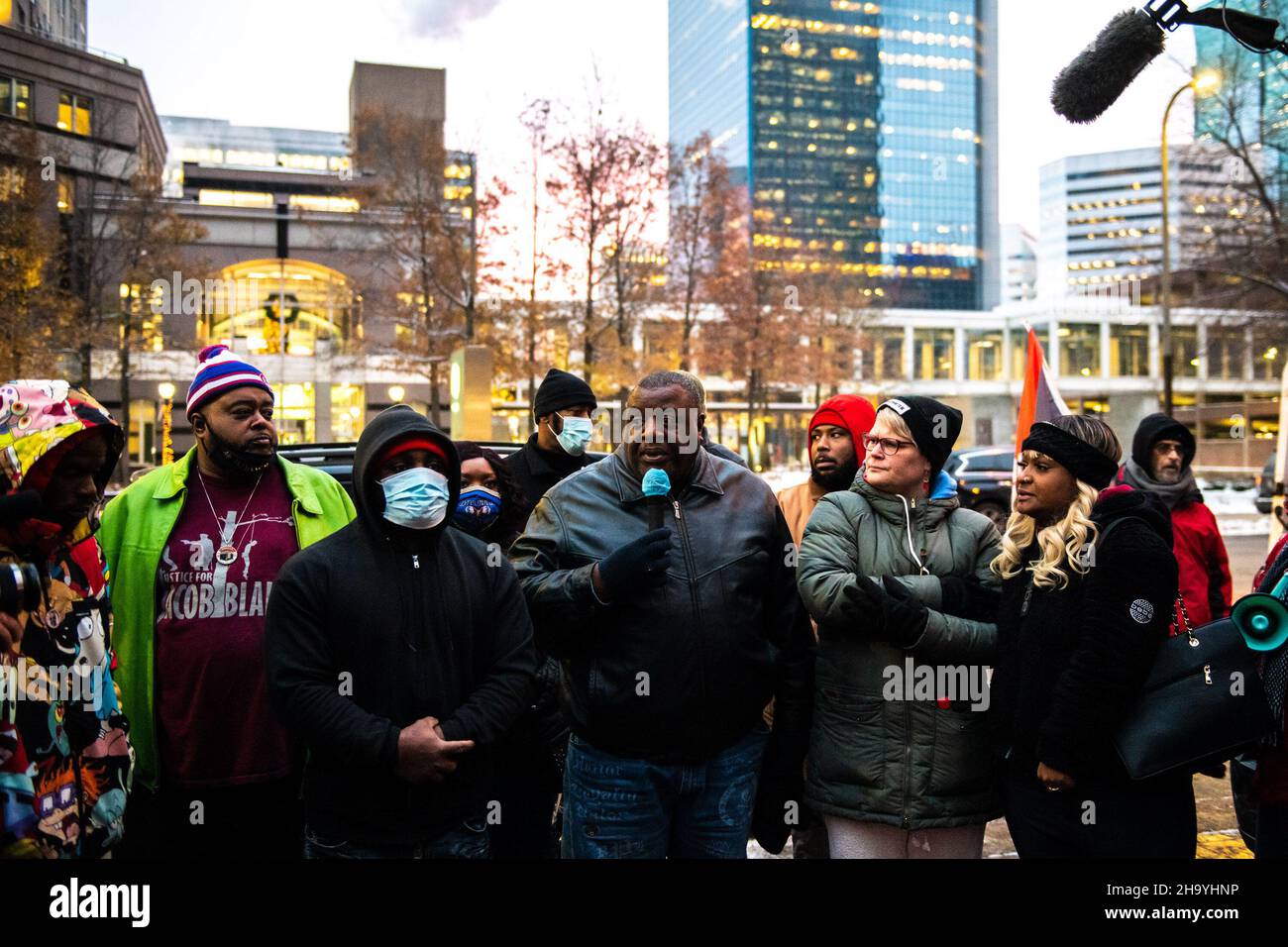 Minneapolis, Stati Uniti. 08th Dic 2021. Il fratello maggiore di George Floyd, Travis Cain, parla al di fuori del tribunale della contea di Hennepin durante gli argomenti di apertura del processo di Kim Potter il 8 dicembre 2021 a Minneapolis, Minnesota. Photo by Chris Tuite/imageSPACE/Sipa USA Credit: Sipa USA/Alamy Live News Foto Stock