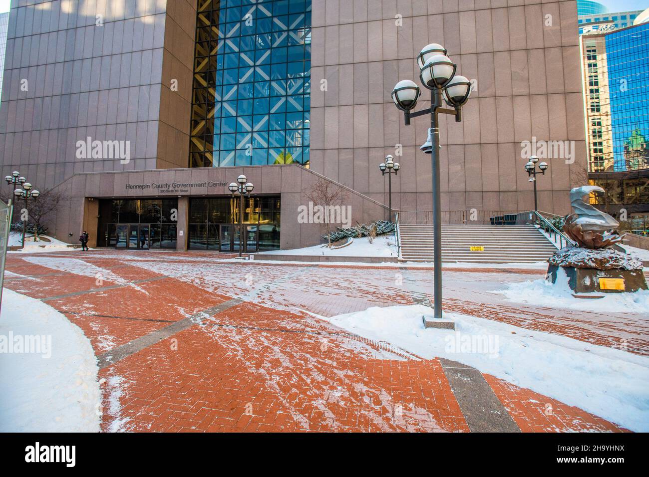 Minneapolis, Stati Uniti. 08th Dic 2021. Una visione generale del tribunale della contea di Hennepin durante gli argomenti di apertura del processo di Kim Potter il 8 dicembre 2021 a Minneapolis, Minnesota. Photo by Chris Tuite/imageSPACE/Sipa USA Credit: Sipa USA/Alamy Live News Foto Stock