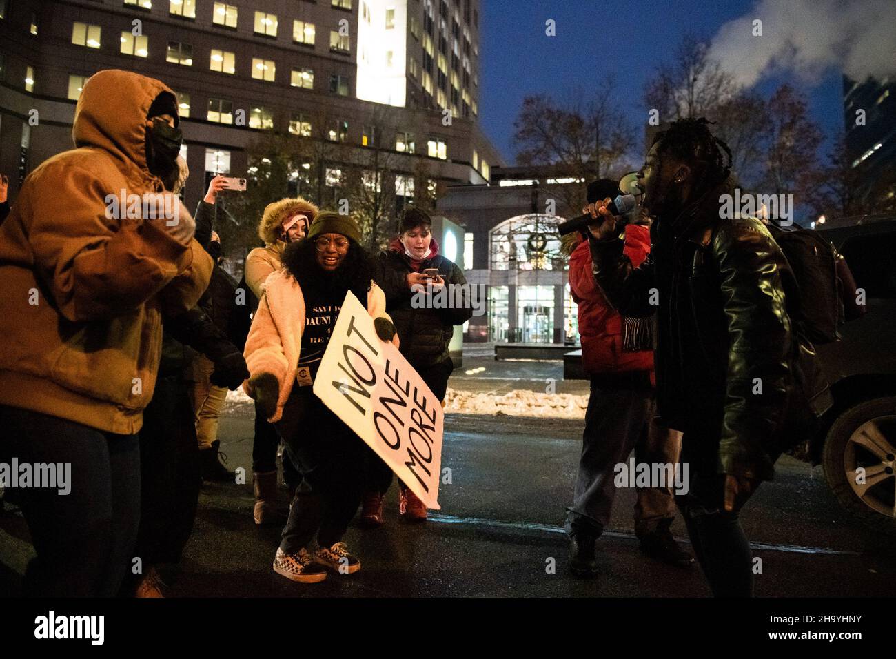 Minneapolis, Stati Uniti. 08th Dic 2021. I manifestanti dimostrano nei pressi del tribunale della contea di Hennepin durante gli argomenti di apertura del processo di Kim Potter il 8 dicembre 2021 a Minneapolis, Minnesota. Photo by Chris Tuite/imageSPACE/Sipa USA Credit: Sipa USA/Alamy Live News Foto Stock