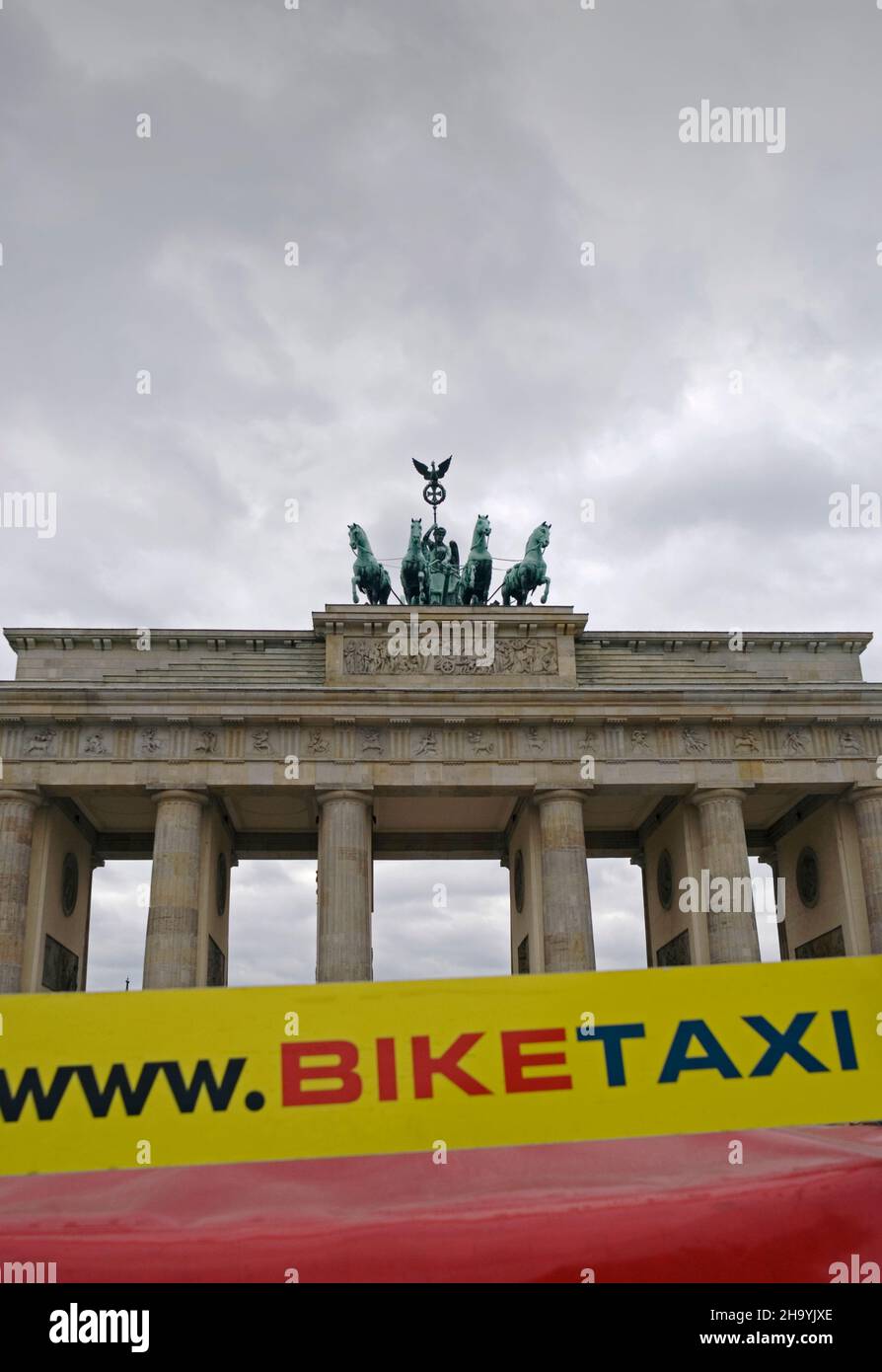 Biketaxi segno di fronte alla porta di Brandeburgo, in Pariser Platz, Berlino, Germania Foto Stock
