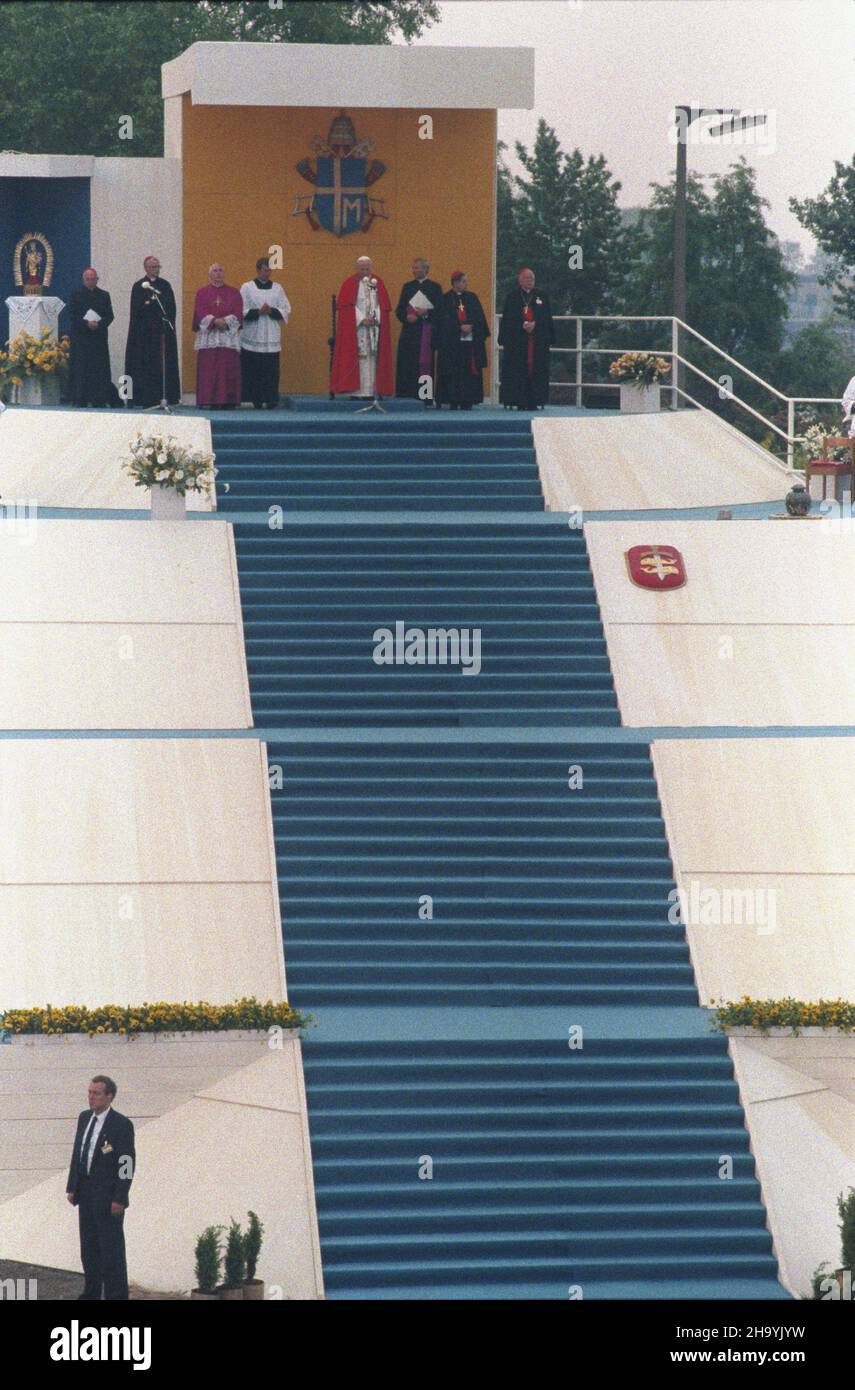 Gdynia 11.06.1987. III pielgrzymka papie¿a Jana Paw³a II do ojczyzny. Ojciec Œwiêty na skwerze Koœciuszki przewodniczy liturgii s³owa przeznaczonej przede wszystkim dla ludzi morza. uu PAP/Jerzy Ochoñski Gdynia 11 giugno 1987. Il terzo pellegrinaggio di Papa Giovanni Paolo II in Polonia. Il Santo Padre offre la Santa messa ai marinai in Piazza Kosciuszki, uu PAP/Jerzy Ochonski Foto Stock