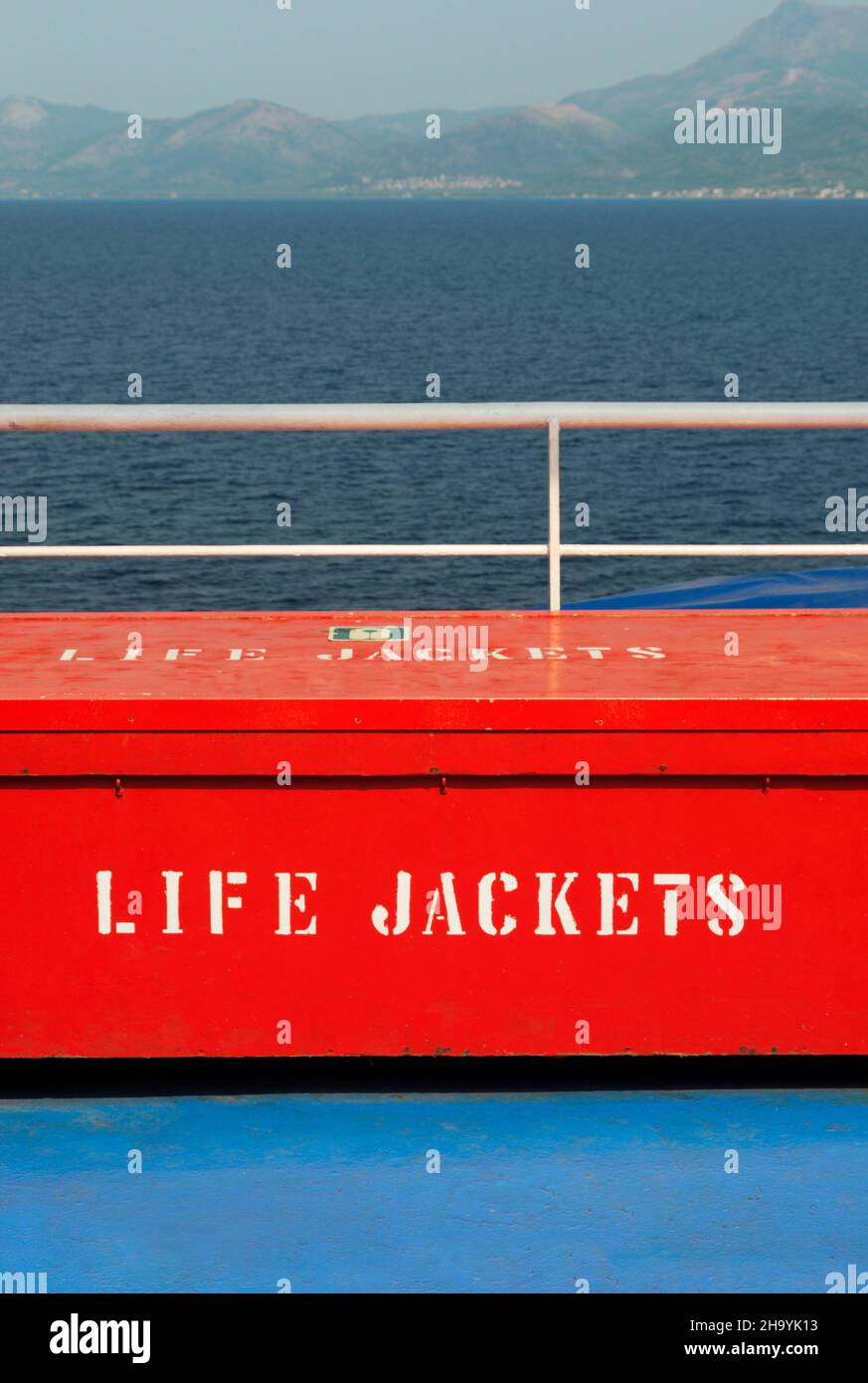 Una scatola contenente giubbotti salvagente a bordo di un traghetto in Grecia Foto Stock