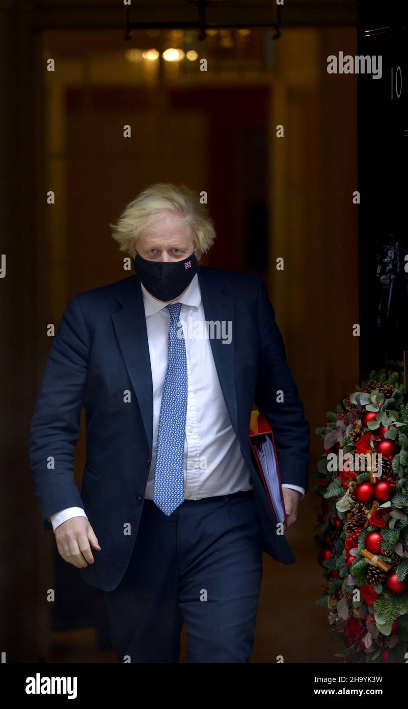 Il primo ministro britannico Boris Johnson lascia 10 Downing Street per l'interrogazione del primo Mininster in Parlamento. 8th dicembre 2021 Foto Stock