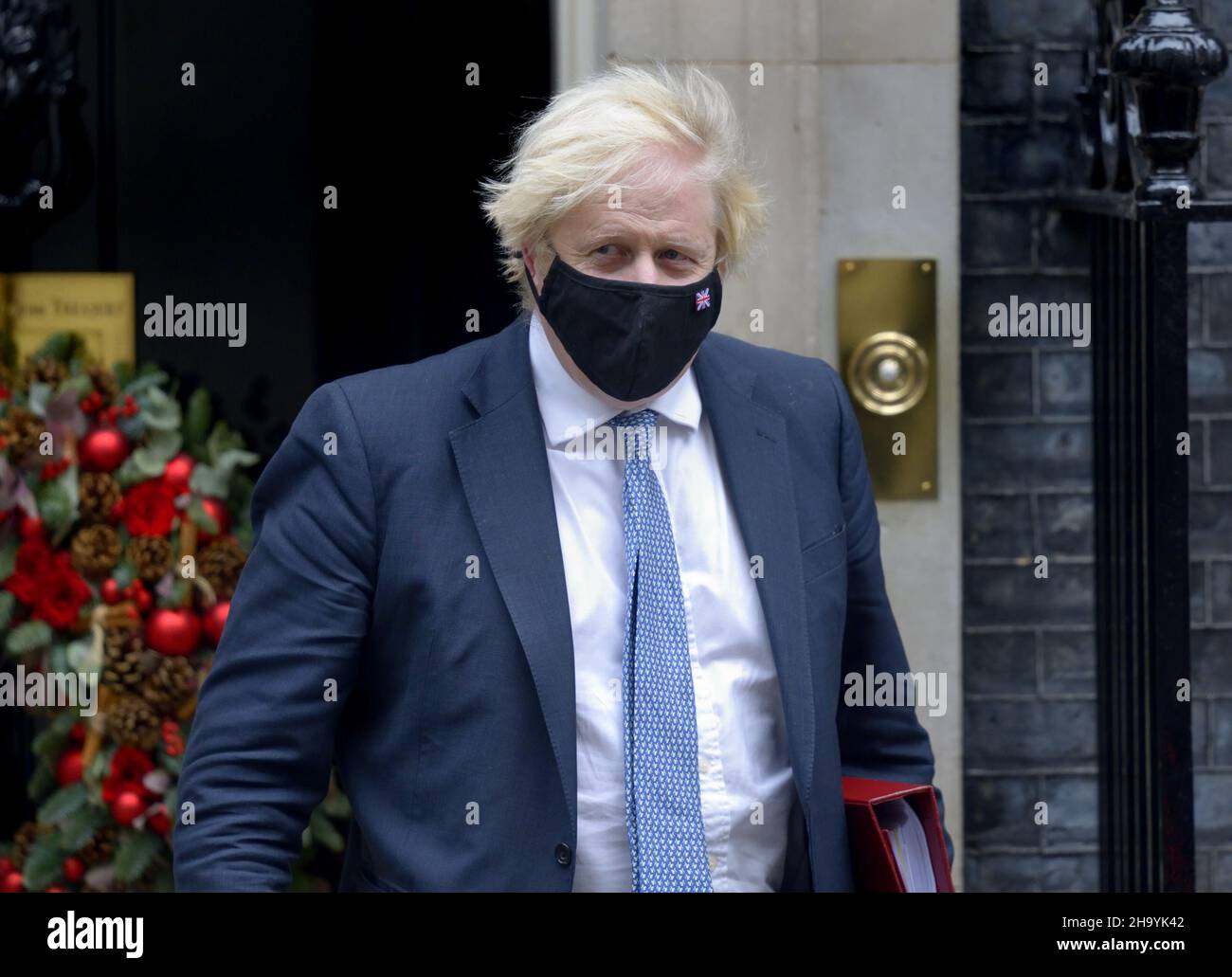 Il primo ministro britannico Boris Johnson lascia 10 Downing Street per l'interrogazione del primo Mininster in Parlamento. 8th dicembre 2021 Foto Stock