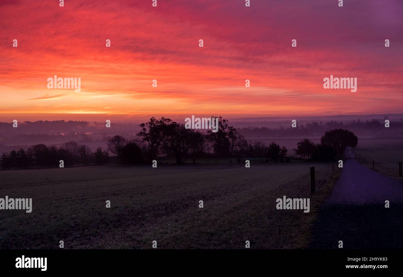 Alba invernale con il castello di Windsor che emerge dalla nebbia all'orizzonte Foto Stock