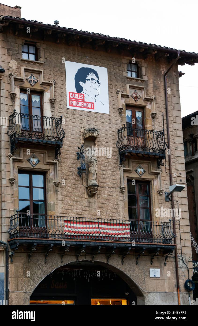 Bandiere indipendenti e raffigurazioni del politico catalano esiliato Carles Puigdememont su un edificio nella città catalana di Vic, Catalogna, Spagna Foto Stock