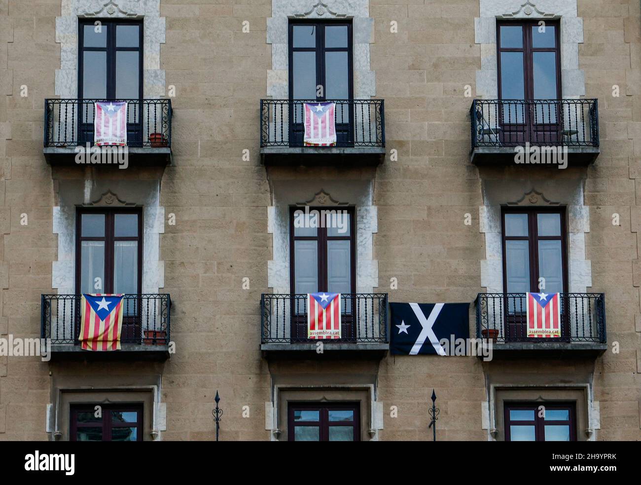 Propaganda di indipendenza e bandiere su un edificio nella città catalana di Vic, Catalogna, Spagna Foto Stock