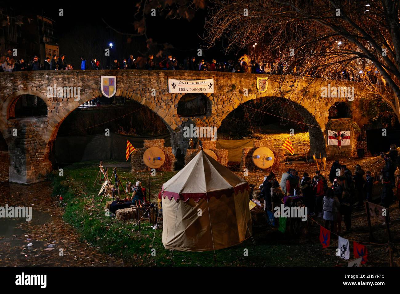 Dimostrazione di tiro con l'arco medievale alla fiera medievale di Natale nella città di Vic in Catalogna, Spagna Foto Stock