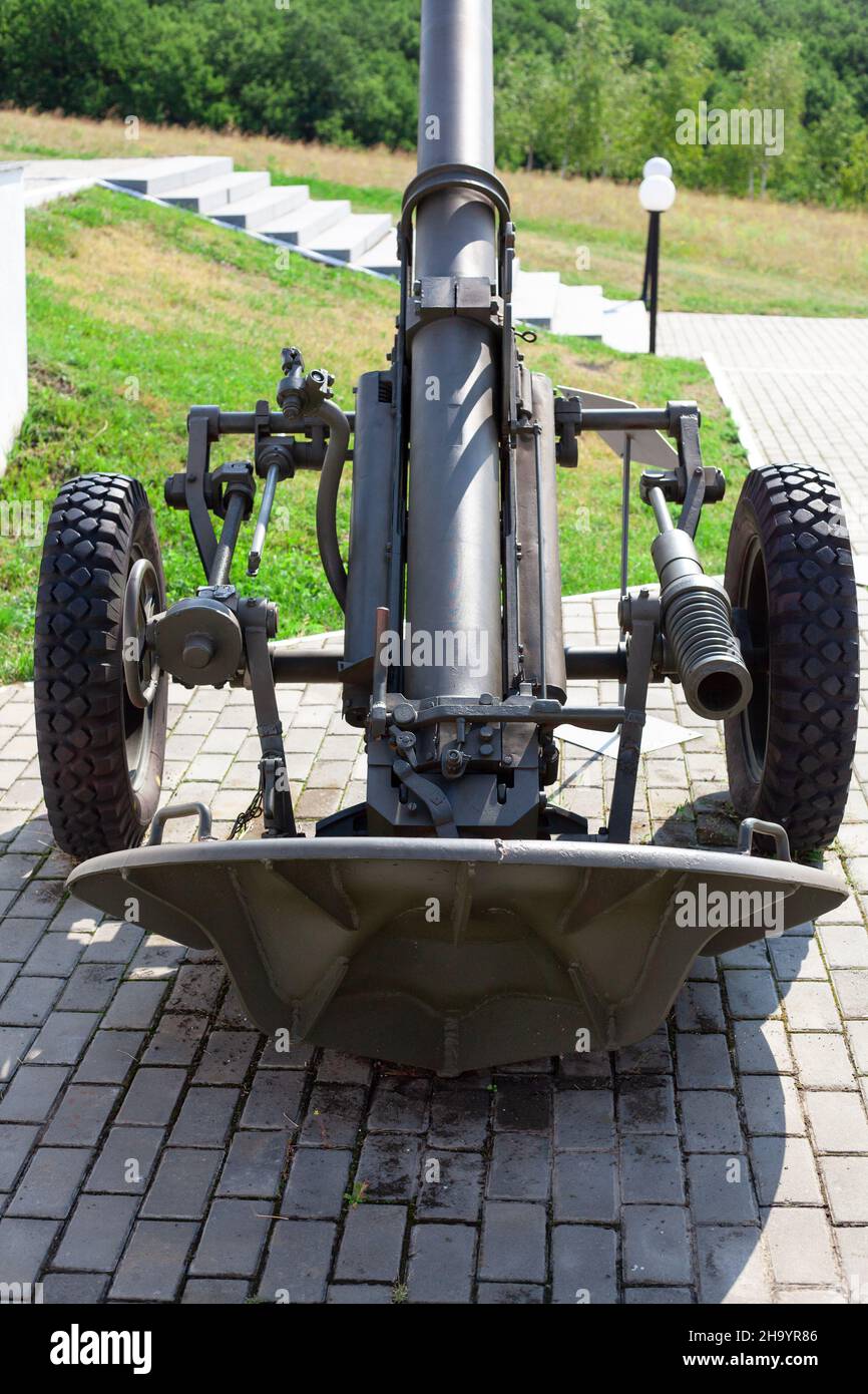 Mortaio divisionale 160 mm modello 1943 in museo all'aperto. Il Marshal Konev Height Memorial. Ucraina, Kharkov - Agosto 23. 2021 Foto Stock