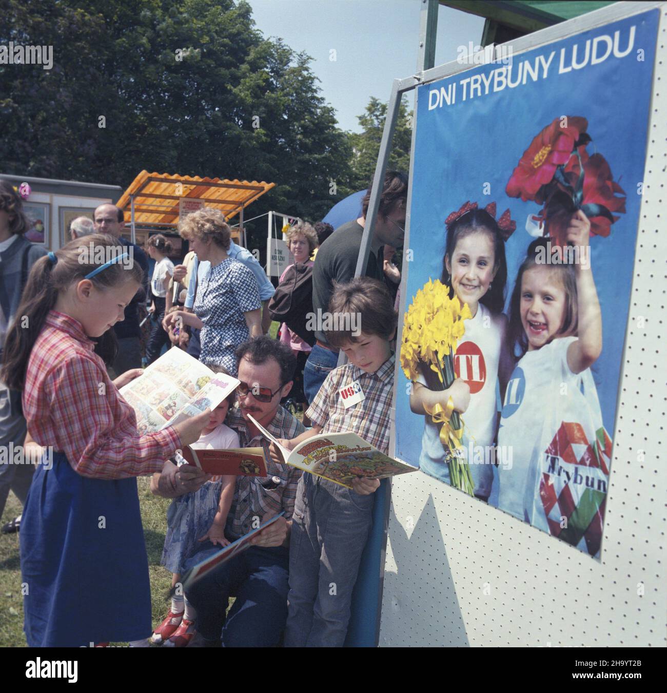 Warszawa 06.1987. Festyn na Podzamczu zorganizowany z okazji Œwiêta Trybuny Ludu (organu prasowego Polskiej Zjednoczonej Partii Robotniczej), w dniach 19-21 czerwca. Kiermasz ksi¹¿ek na skarpie warszawskiej w rejonie Powiœla. Dzieci czytaj¹ komiksy z serii Kajko i Kokosz. uu PAP/Tomasz Pra¿mowski Varsavia 1987 giugno. Il 19 e il 21 giugno si è tenuta una fete che promuove il quotidiano Trybuna Ludu (organo di stampa del Partito dei lavoratori Uniti polacchi). Nella foto: Una fiera del libro nel quartiere di Poiwsle. Bambini che leggono i fumetti di Kajko e Kokosz. uu PAP/Tomasz Prazmowski giorno evento sconosciuto Foto Stock