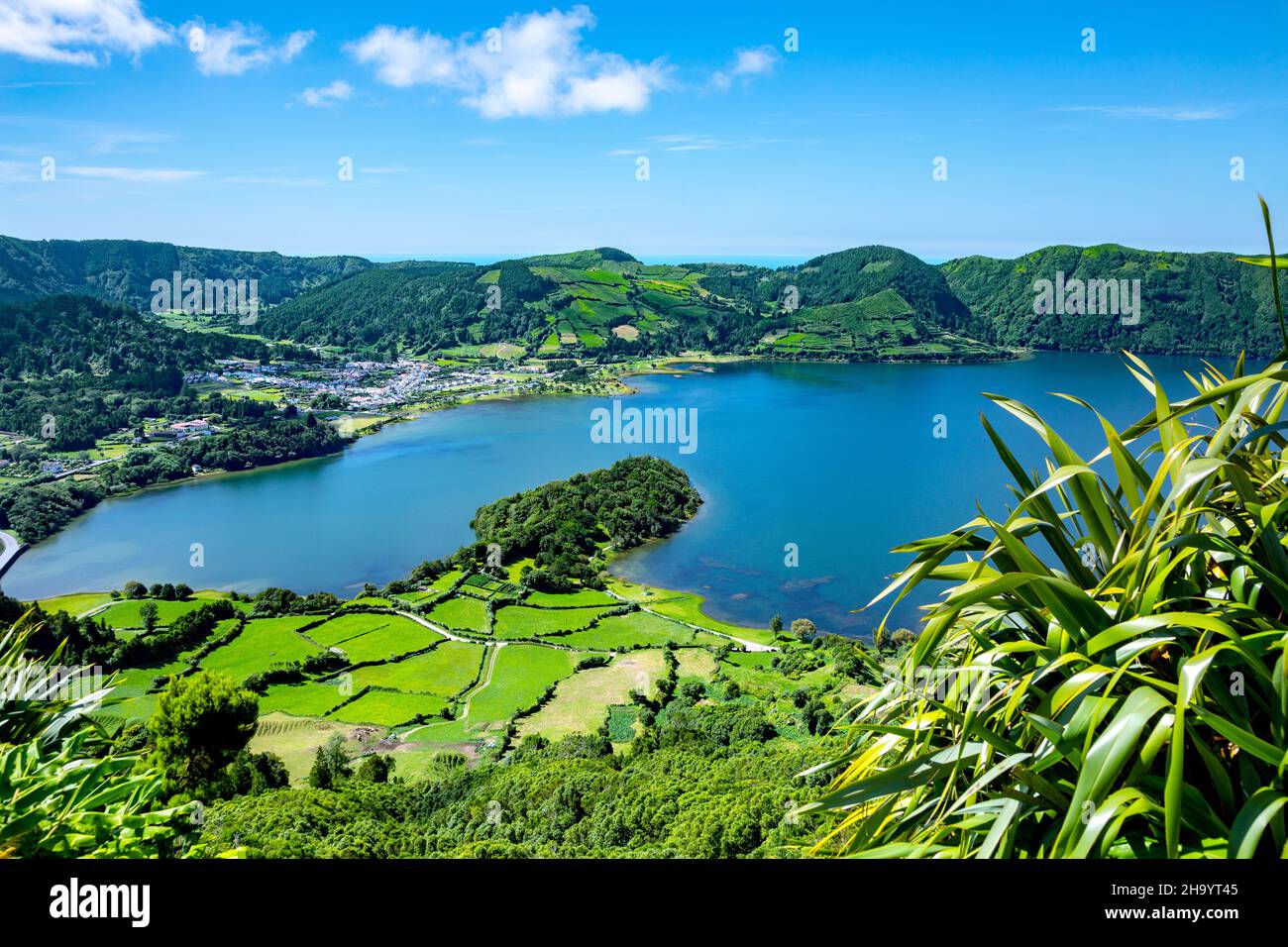 Lagoa Azul, Lagoa das Sete Cidades, Isola di São Miguel, Azzorre, Aores, Portogallo, Europa. Città Sete Cidades in background. Foto Stock