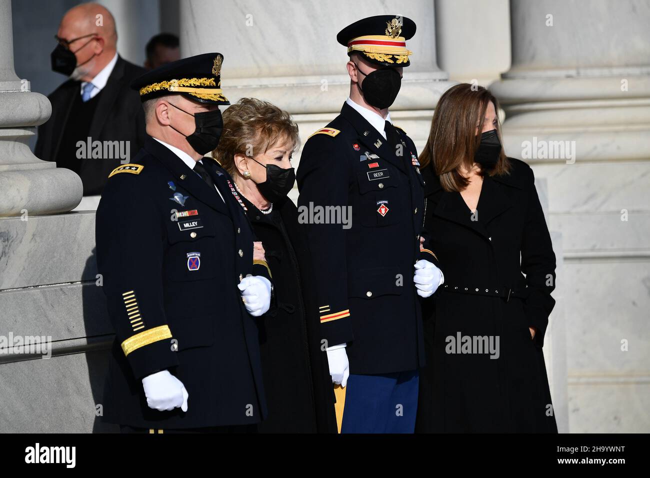 L'ex senatore statunitense Elizabeth Dole (repubblicano del North Carolina), seconda a sinistra, e Robin Dole, destra, guardano avanti mentre il cazzo dell'ex senatore americano Bob Dole arriva al Campidoglio degli Stati Uniti a Washington, DC, dove si trova in stato il 9 dicembre 2021. Credit: Mandel Ngan/Pool via CNP /MediaPunch Foto Stock