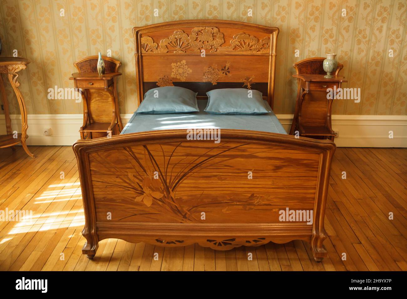 Camera da letto in stile Art Nouveau 'Ombelles' ('umbels') progettata dal  designer francese Émile Gallé (1902-1905) in mostra nel Museo della Scuola  di Nancy (Musée de l'École de Nancy) a Nancy, Francia.