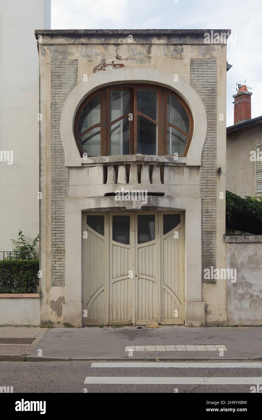 Garage Art Nouveau porta in 2 Avenue de la Garenne nel quartiere Saurupt a Nancy, Francia. Foto Stock