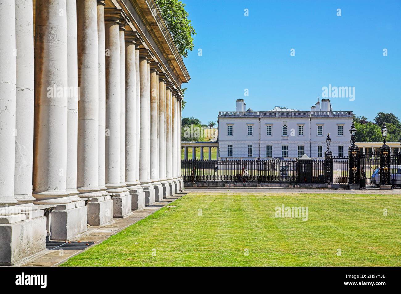 LONDRA, REGNO UNITO - Apr 03, 2018: Un colonnato georgiano con la Casa della Regina in lontananza a Londra, nel Regno Unito Foto Stock