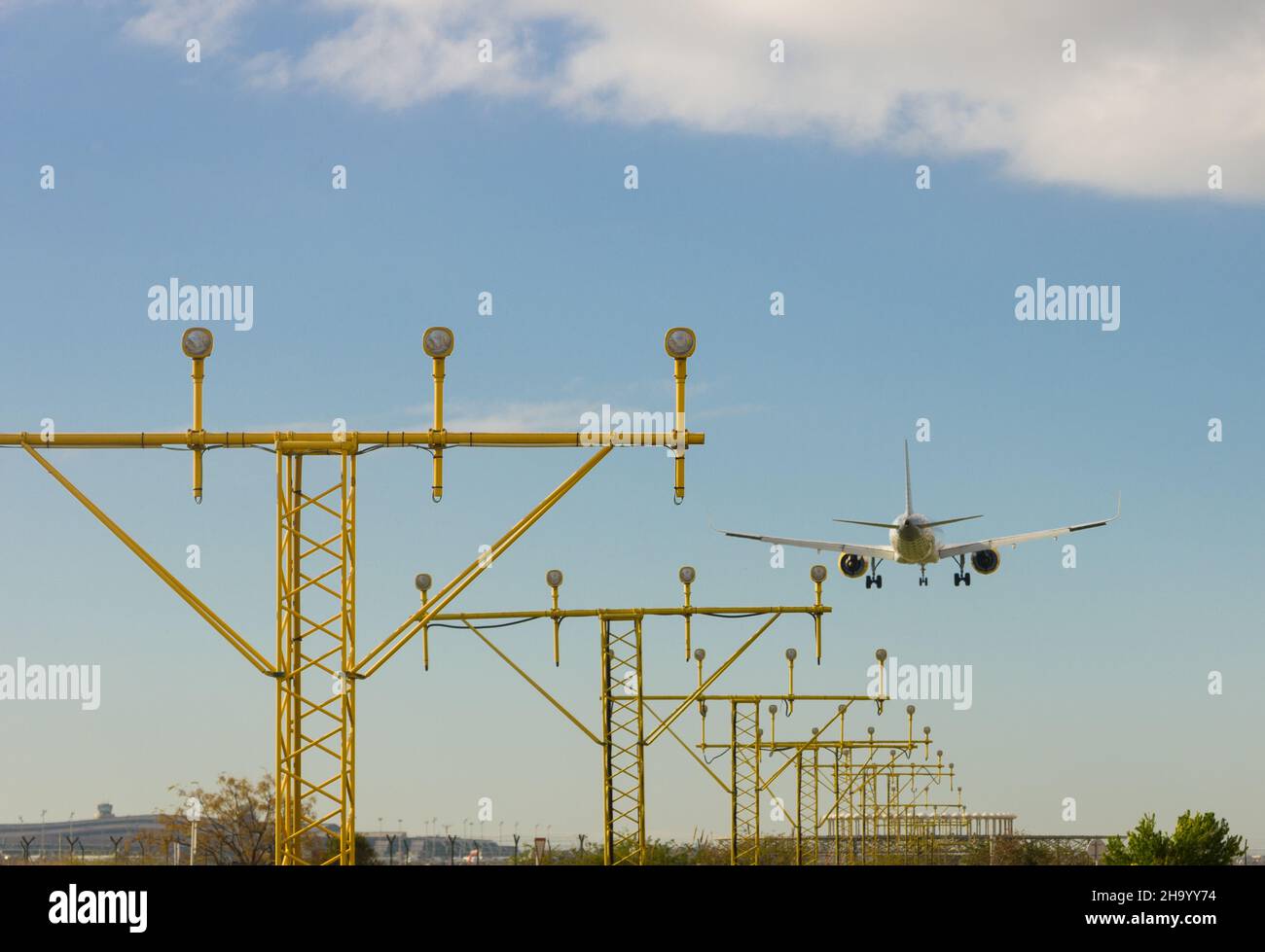 Segnalatori luminosi che segnano l'ingresso dell'aeromobile per l'atterraggio sulla pista dell'aeroporto. Foto Stock