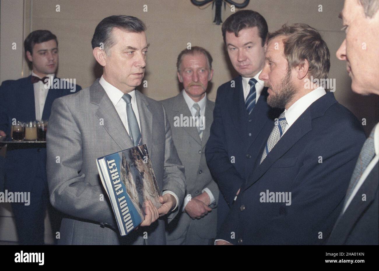 Warszawa 09.04.1987. Nagrotty Ministerstwa Spraw Zagranicznych dla sportowców za wybitne osi¹gniêcia sportowe za granic¹ w 1986 roku. ministro spraw zagranicznych Marian Orzechowski (2L) w rozmowie z alpinist¹ i himalaist¹ Jerzym Kukuczk¹ (2P). ka PAP/Jan Morek Varsavia, 9 aprile 1987. Premi del Ministero degli Esteri per sportivi polacchi di successo a livello internazionale nel 1986. Nella foto: Il ministro degli Esteri Marian Orzechowski (2° da sinistra) parla con il saliscente alpino e himalayano Jerzy Kukuczka (2° da destra) ka PAP/Jan Morek Foto Stock