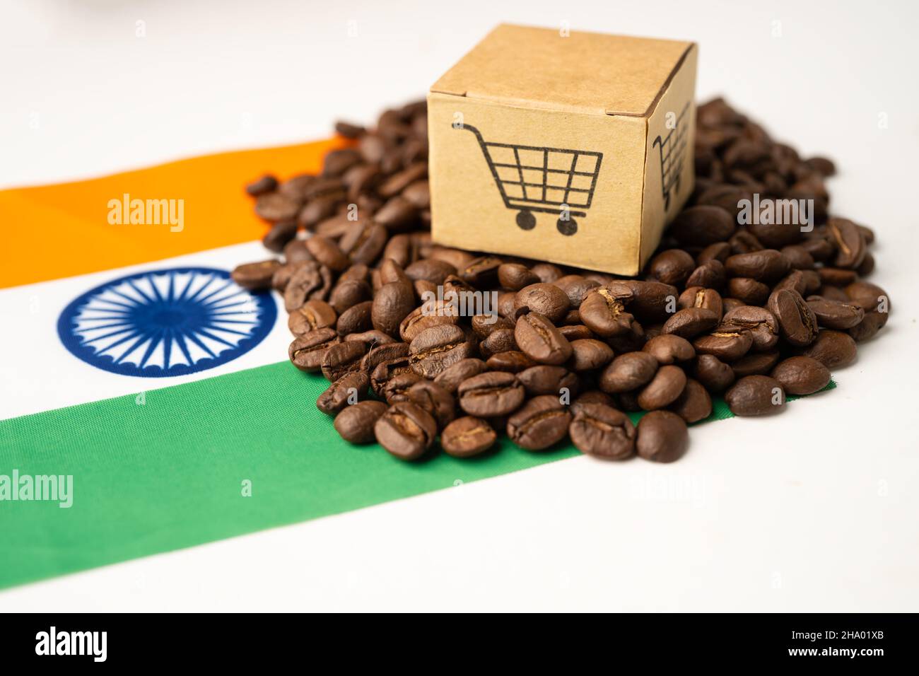 Chicchi di caffè sulla bandiera India; importazione di bevande alimentari concetto. Foto Stock