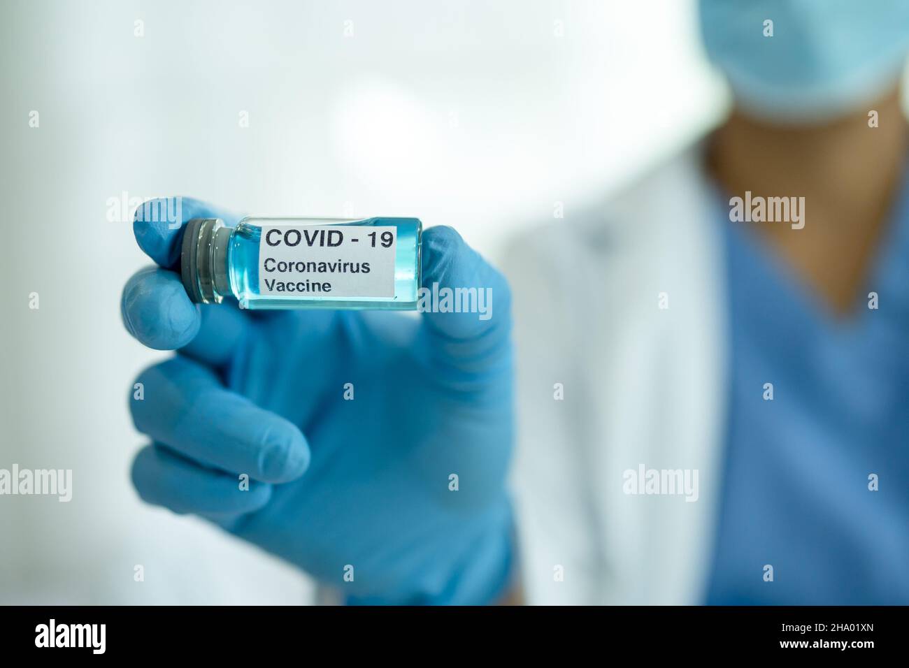 Covid-19 sviluppo del vaccino del coronavirus medico per il trattamento dei pazienti malati in ospedale. Foto Stock