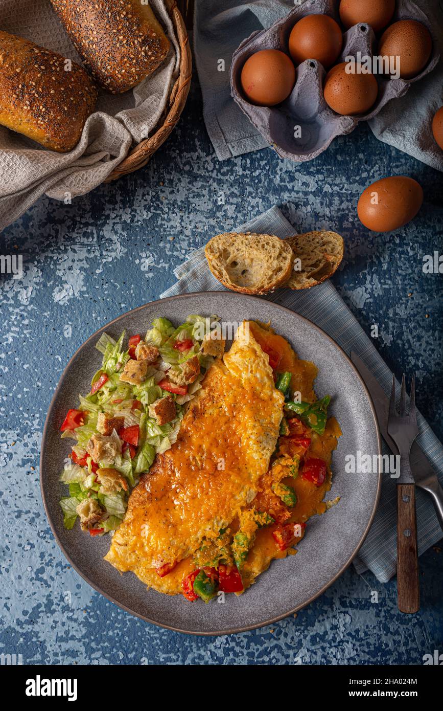 Deliziosa frittata di bio uova con peperoni e cheddar Foto Stock