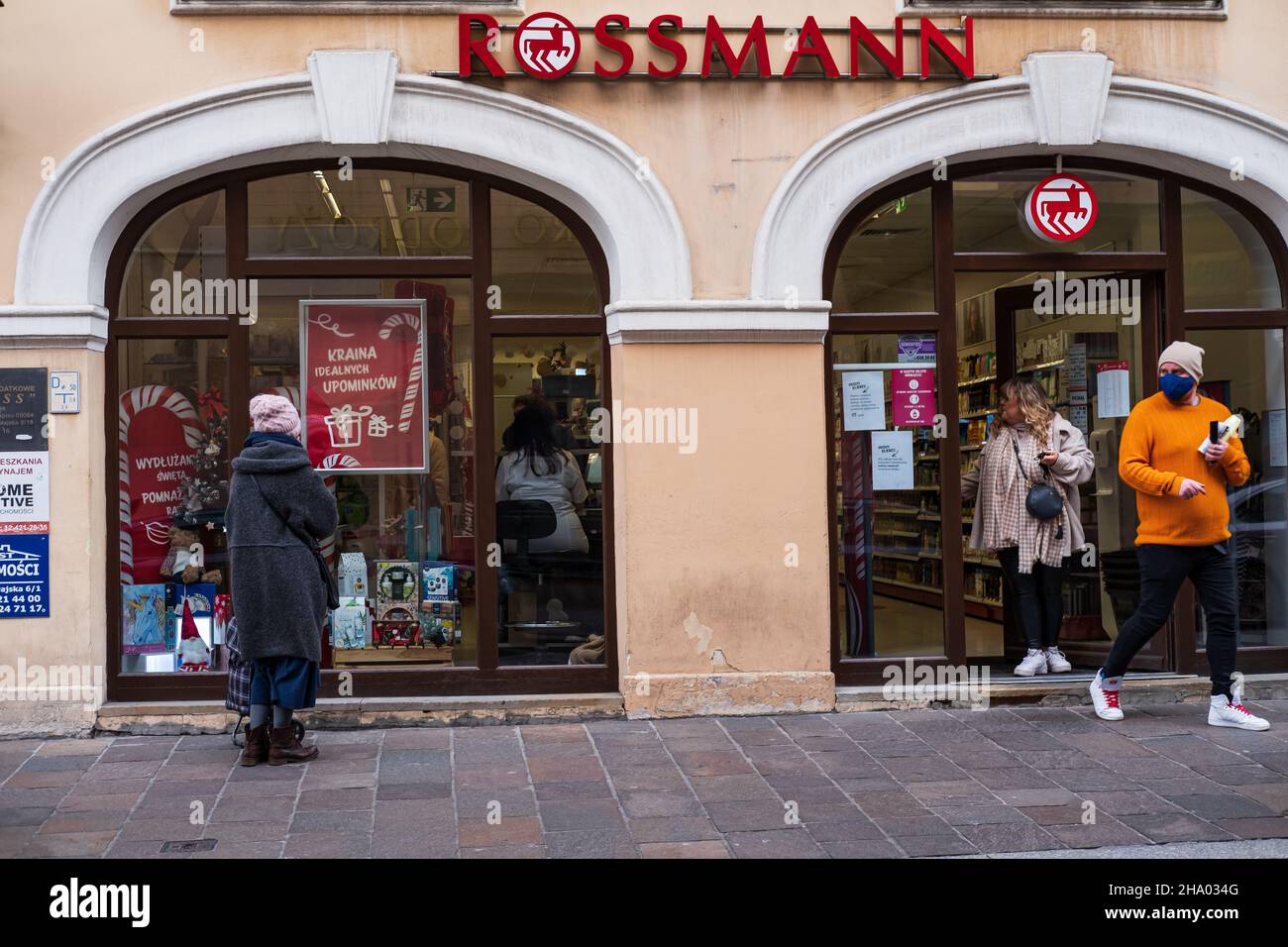 Shopping in beauty shop in inverno, Rossmann negozio con clienti a Cracovia, Polonia. I clienti indossano maschere facciali. Foto Stock