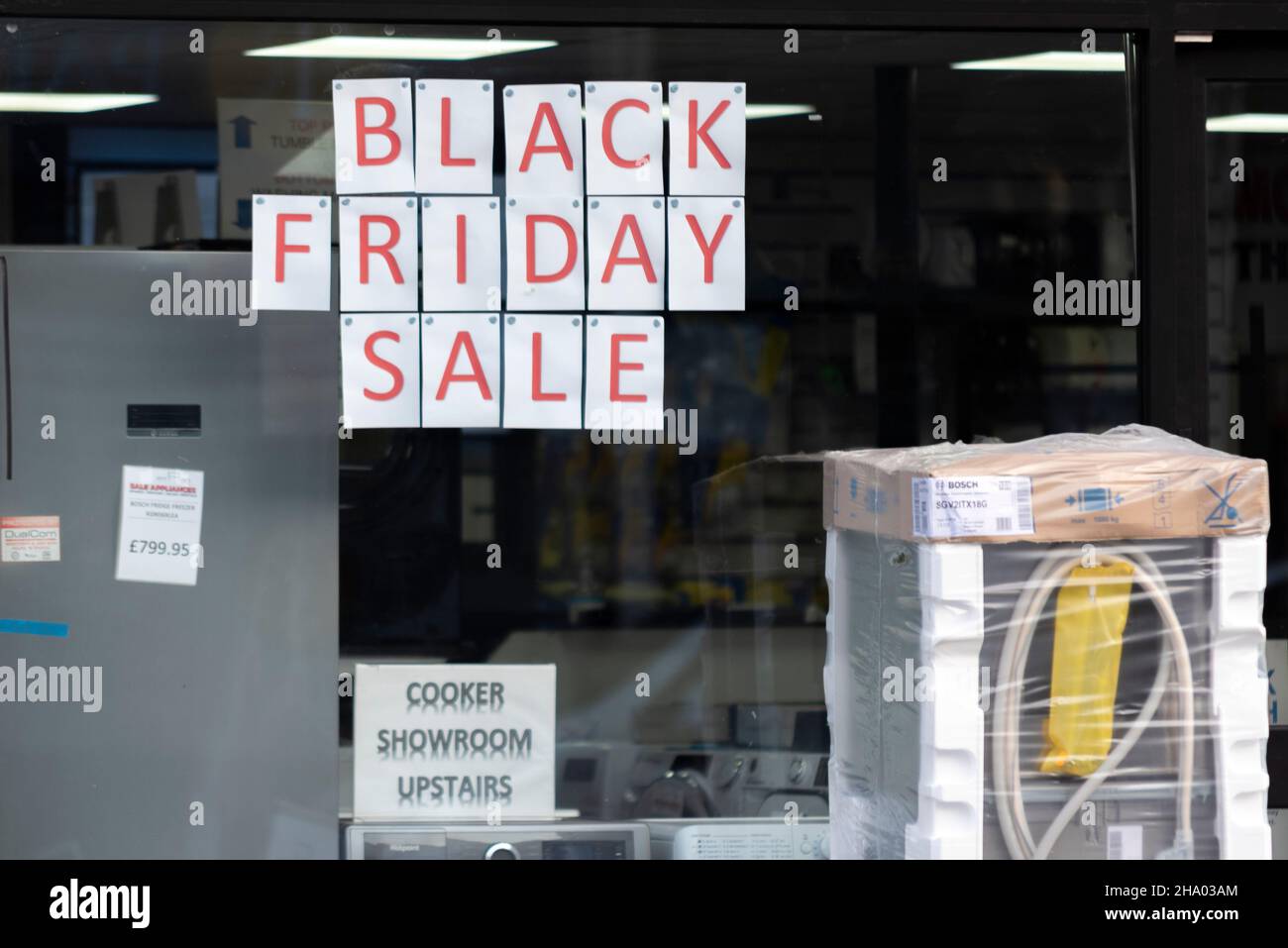 Black Friday sale segno nella vetrina di un negozio di elettrodomestici. Conservare il finestrino anteriore Foto Stock