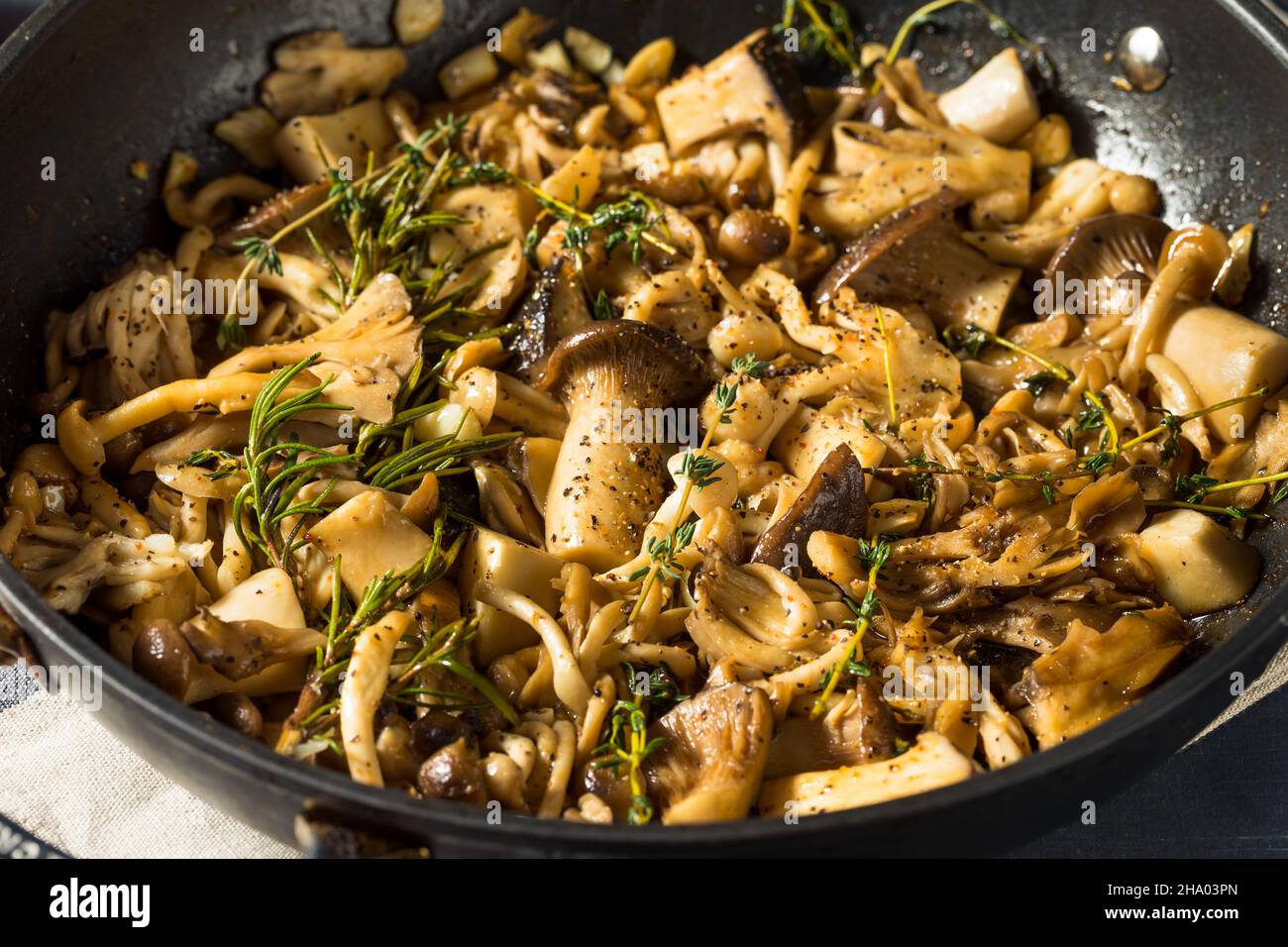 Salubri Gourmet fatti in casa cucinati in una padella Foto Stock