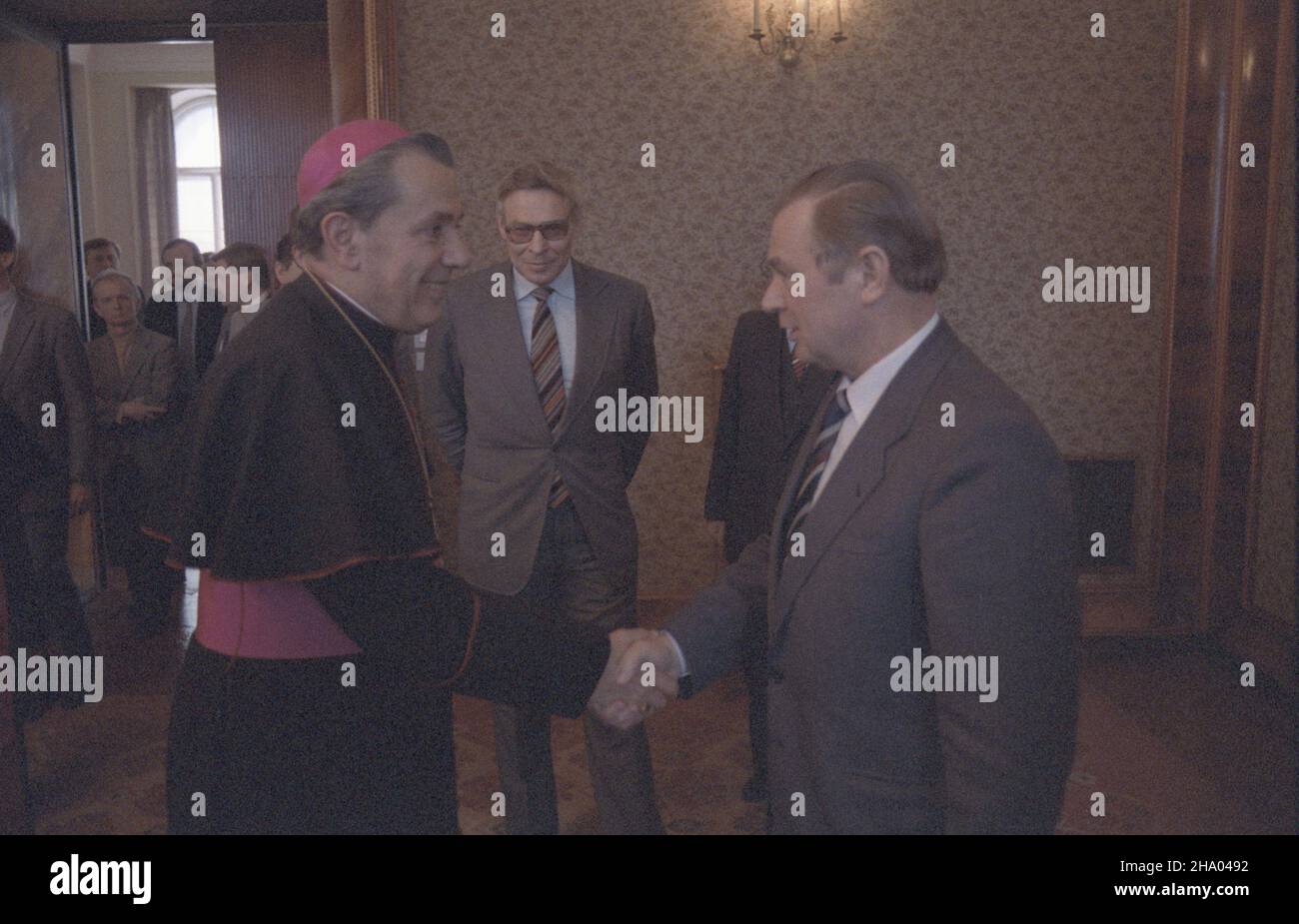 Warszawa 21.04.1987. Wizyta sekretarza Rady Spraw Publicznych Koœcio³a Achille Silvestriniego w Polsce (21-27.04.1987). NZ. Arcybiskup Achille Silvestrini i Prezes Rady Ministrów Zbigniew Messner (P). ka PAP/Wojciech Kryñski Varsavia, 21 aprile 1987. Visita in Polonia del Segretario Vaticano per gli Affari pubblici Achille Silvestrini (21-27 aprile). Nella foto: L'Arcivescovo Achille Silvestrini e il primo Ministro Zbigniew Messner (r). ka PAP/Wojciech Krynski Foto Stock