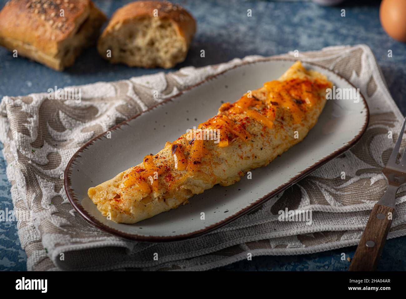 Deliziosa frittata di bio uova con peperoncino e cheddar Foto Stock