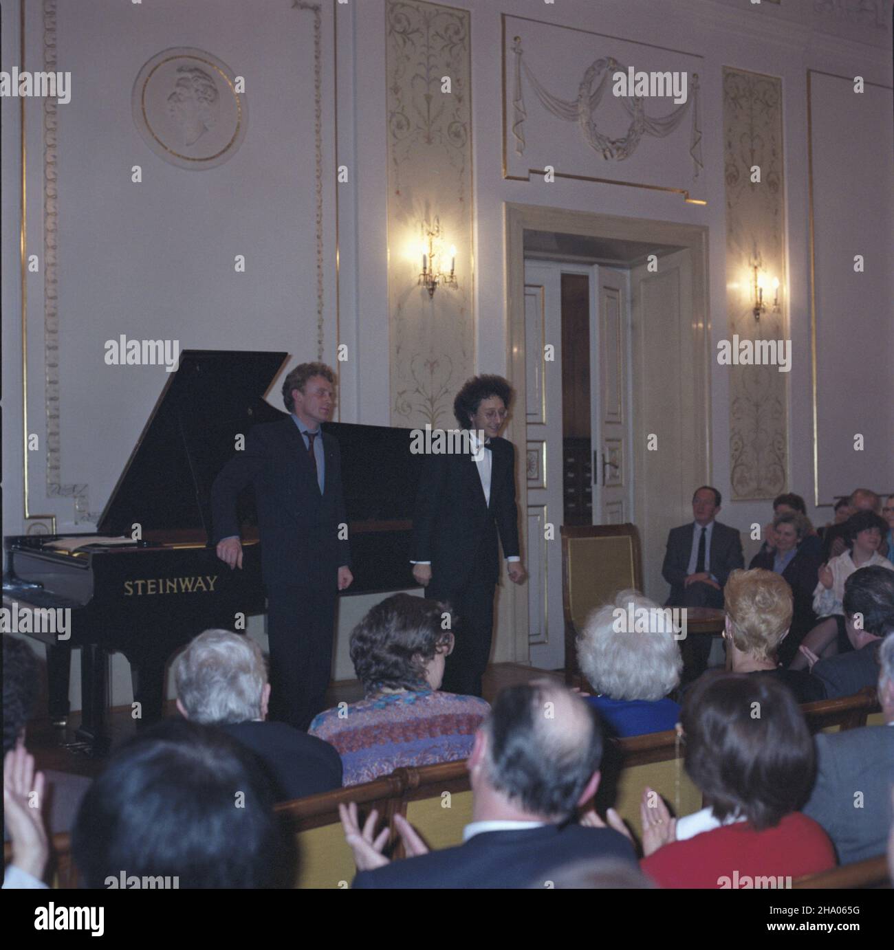 Warszawa 04.1987. Zamek Ostrogskich, sala koncertowa Towarzystwa im. Fryderyka Chopina w przy ul. Okólnik 1. Aktor Daniel Olbrychski (L) i pianista Jean-Marc Luisada laureat V nagrotty XI Miêdzynarodowego Konkursu Pianistycznego im. Fryderyka Chopina w Warszawie (1985). ka PAP/Grzegorz Rogiñski Dok³adny dzieñ wydarzenia nieustalony. Varsavia, aprile 1987. La sala concerti della Frederic Chopin Society nel Palazzo Ostrogski al 1, Okolnik Street. Nella foto: Attore Daniel Olbrychski (l) e pianista Jean-Marc Luisada, 5° nel Concorso Internazionale di piano Chopin 1985 a Varsavia. ka PAP/G Foto Stock