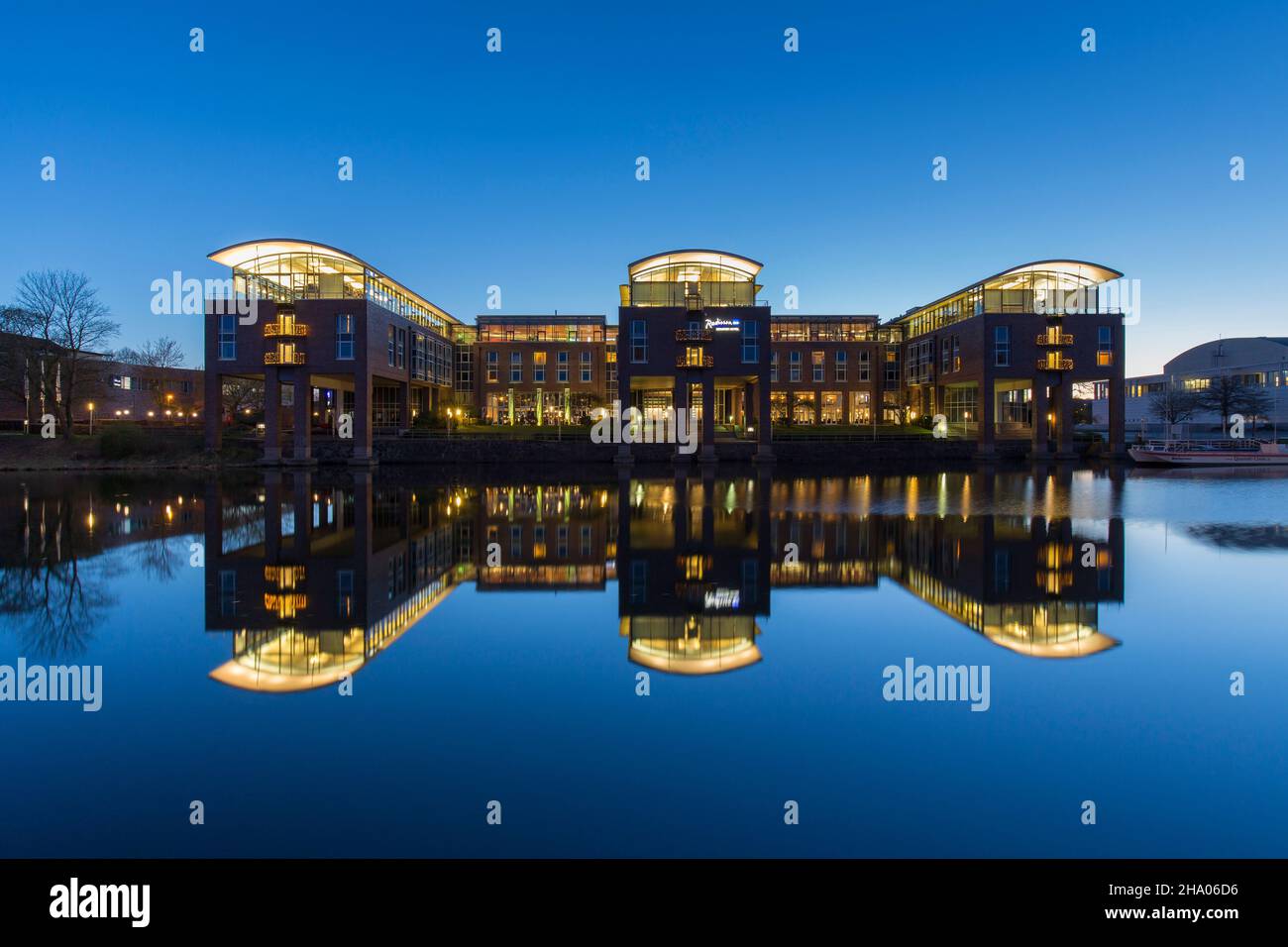 Radisson Blu Senator Hotel lungo il fiume Trave al tramonto, Hanseatic City of Lübeck / Luebeck, Schleswig-Holstein, Germania Foto Stock