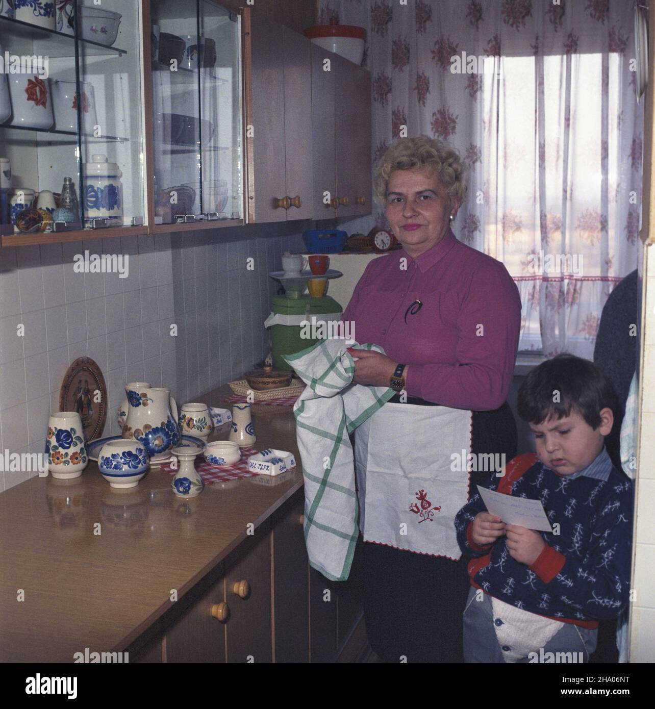 Czêstochowa 03.1987. Robotnica, w³ókniarka, cz³onek Biura Politycznego Komitetu Centralnego Polskiej Zjednozonej Partii Robotniczej Zofia Stêpieñ w swoim domu. ka PAP/Tadeusz ZagoŸdziñski Dok³adny dzieñ wydarzenia nieustalony. Czestochowa, marzo 1987. Lavoratore tessile, membro dell'Ufficio politico del Partito operaio Unito Polacco Comitato Centrale Zofia Stepien in casa. ka PAP/Tadeusz Zagozdzinski giorno evento sconosciuto. Foto Stock