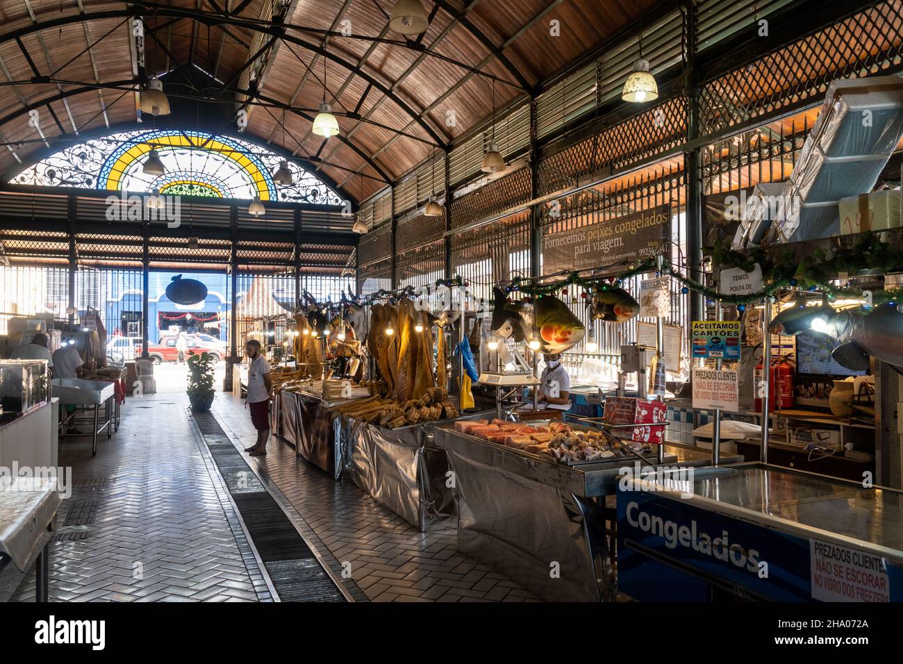 Bella architettura interna del mercato comunale Adolpho Lisboa, Mercadao e prodotti in vendita nella città di Manaus, Amazonas, Brasile. Foto Stock