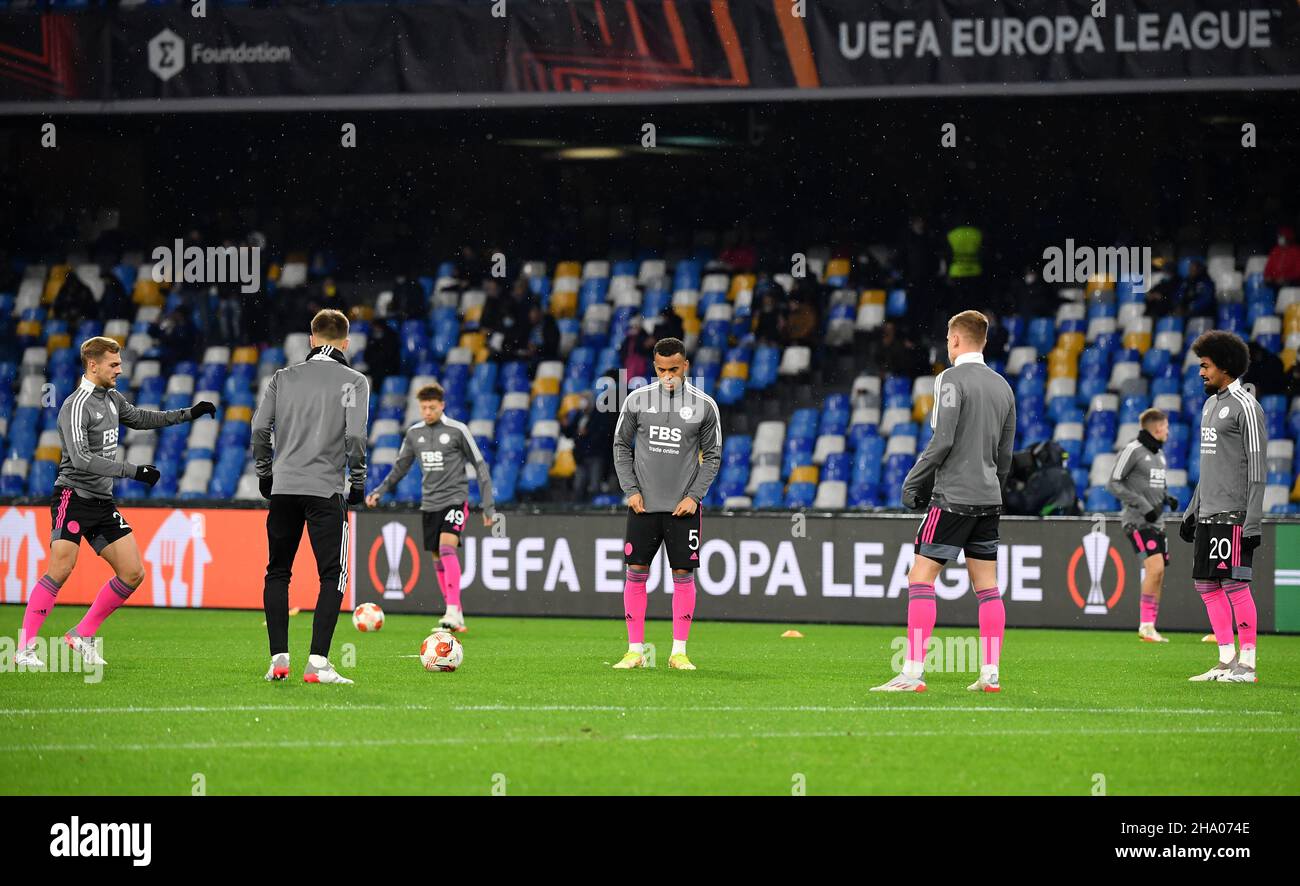 I giocatori di Leicester City si scaldano prima della partita della UEFA Europa League, Gruppo C allo Stadio Diego Armando Maradona, Napoli. Data immagine: Giovedì 9 dicembre 2021. Foto Stock