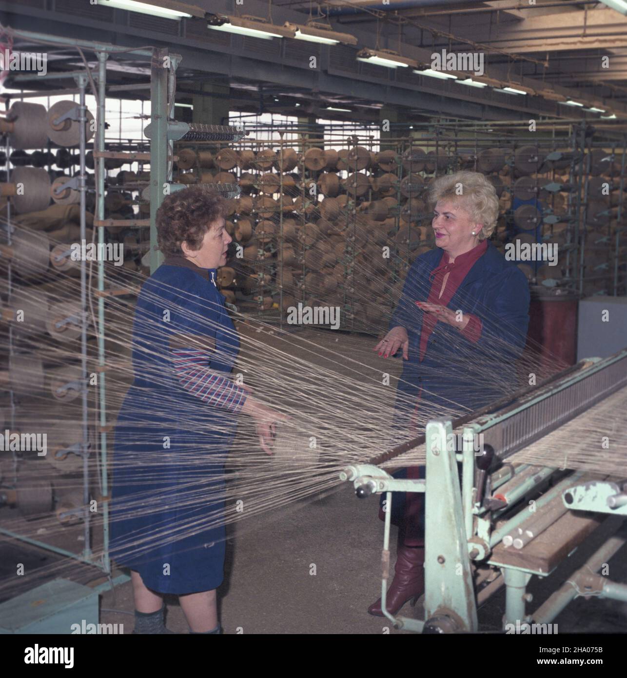 Czêstochowa 03.1987. Czêstochowskie Zak³ady Przemys³u Lniarskiego Stradom. m.in. Robotnica, w³ókniarka, cz³onek Biura Politycznego Komitetu Centralnego Polskiej Zjednoczonej Partii Robotniczej Zofia Stêpieñ (P). ka PAP/Tadeusz ZagoŸdziñski Dok³adny dzieñ wydarzenia nieustalony. Czestochowa, marzo 1987. Lo Stradom di Lino Mill in Czestochowa. Nella foto: Lavoratore tessile, membro dell'Ufficio politico del Comitato Centrale del Partito dei lavoratori Uniti di Polonia Zofia Stepien (R). ka PAP/Tadeusz Zagozdzinski giorno evento sconosciuto. Foto Stock