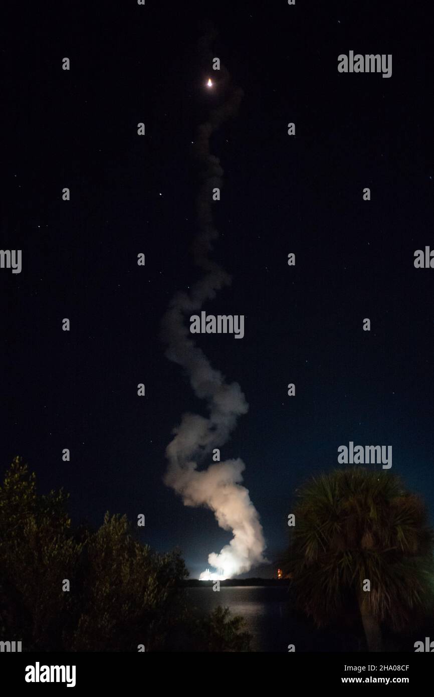 Capo Canaveral, Stati Uniti d'America. 07 dicembre 2021. Un razzo United Launch Alliance Atlas V che porta il Dipartimento della Difesa Space Test Program 3 le navicelle spaziali si staccano dal Launch Complex 41 al mattino presto alla Stazione spaziale di Cape Canaveral 7 dicembre 2021 a Cape Canaveral, Florida. Credit: Joel Kowsky/NASA/Alamy Live News Foto Stock