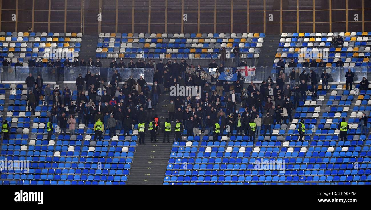 Tifosi di Leicester City negli stand davanti alla UEFA Europa League, partita del Gruppo C allo Stadio Diego Armando Maradona, Napoli. Data immagine: Giovedì 9 dicembre 2021. Foto Stock