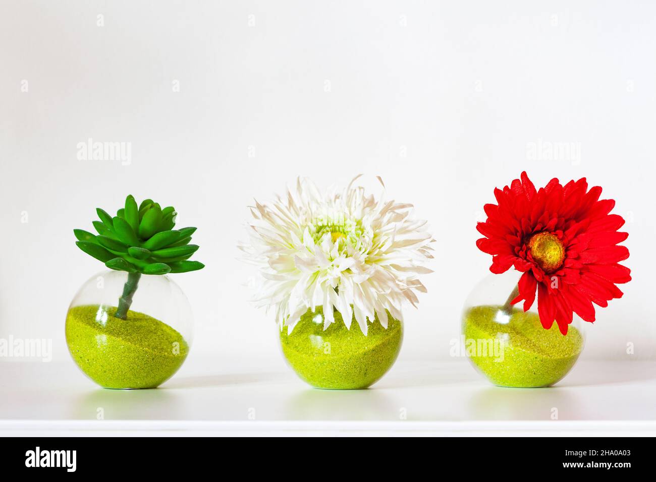 fiori in vasi di vetro decorati come decorazione per un tavolo. Decorazione romantica Foto Stock