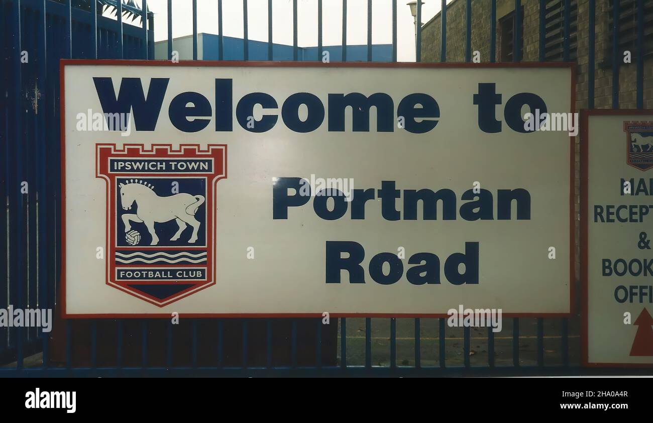 Vecchi cartelli fuori dallo stadio di Portman Road che risale al 2000 a Ipswich, Regno Unito Foto Stock
