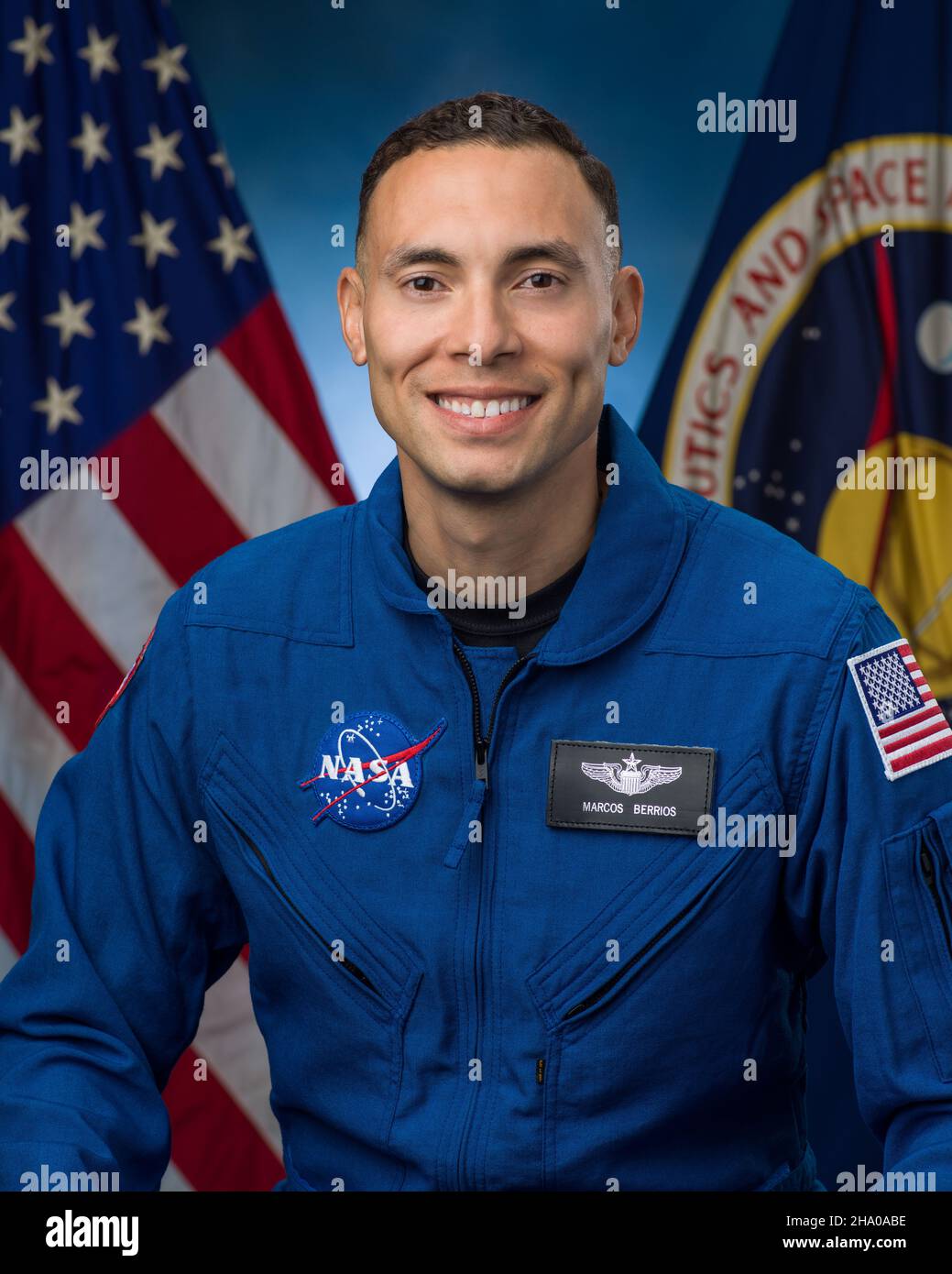 Houston, Stati Uniti. 03 dicembre 2021. Il candidato astronauta della NASA Marcos Berrios, si presenta per il suo ritratto ufficiale al Johnson Space Center, 3 dicembre 2021 a Houston, Texas. Berrios è uno dei dieci nuovi candidati astronauti scelti dalla NASA. Credit: Robert Markowitz/NASA/Alamy Live News Foto Stock