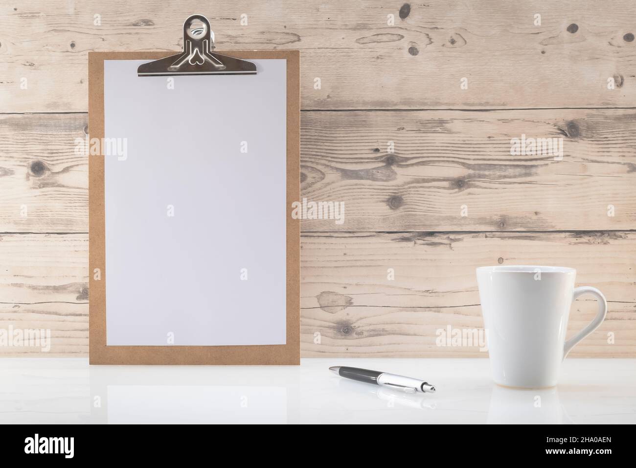 Appunti in legno con spazio vuoto per loghi, iscrizione pubblicitaria. Foto Stock