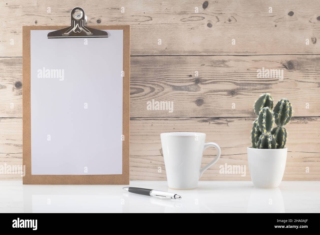 Appunti in legno con spazio vuoto per loghi, iscrizione pubblicitaria. Foto Stock