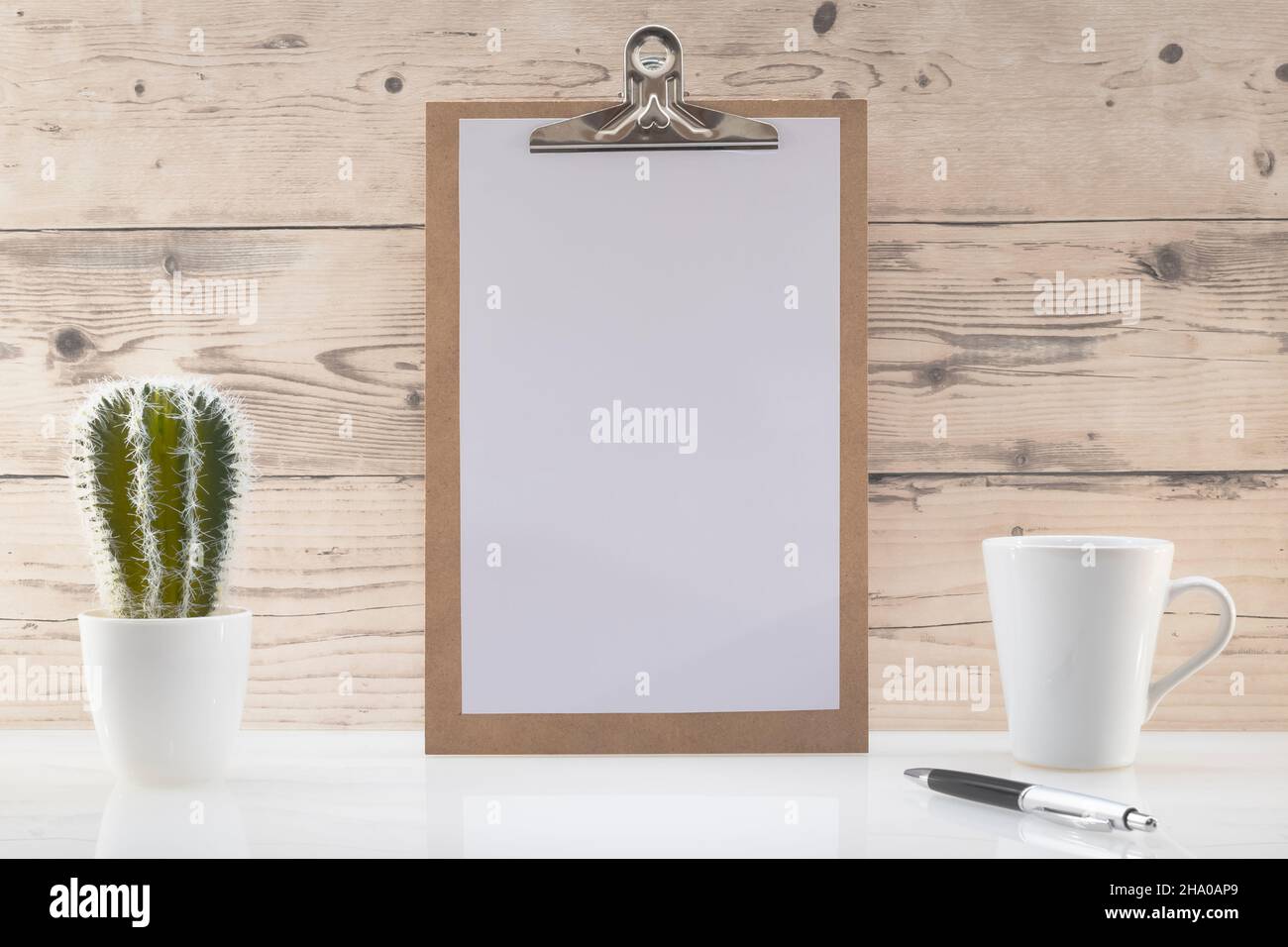 Appunti in legno con spazio vuoto per loghi, iscrizione pubblicitaria. Foto Stock