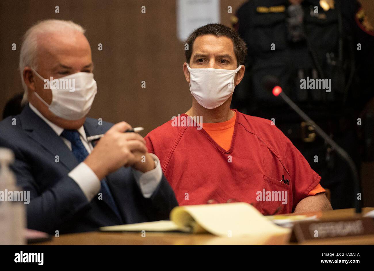 Scott Peterson ascolta il viceministro distrettuale della contea di Stanislaus Dave Harris parlare durante un'audizione alla Corte superiore della contea di San Mateo a Redwood City, California, mercoledì 8 dicembre 2021. Peterson apparve per la prima volta nel Tribunale superiore di San Mateo da quando fu condannato a morte più di 17 anni fa per gli omicidi di sua moglie Laci e del loro nascituro figlio Conner. (Foto di Andy Alfaro/The Modesto Bee/TNS/Sipa USA) Credit: Sipa USA/Alamy Live News Foto Stock